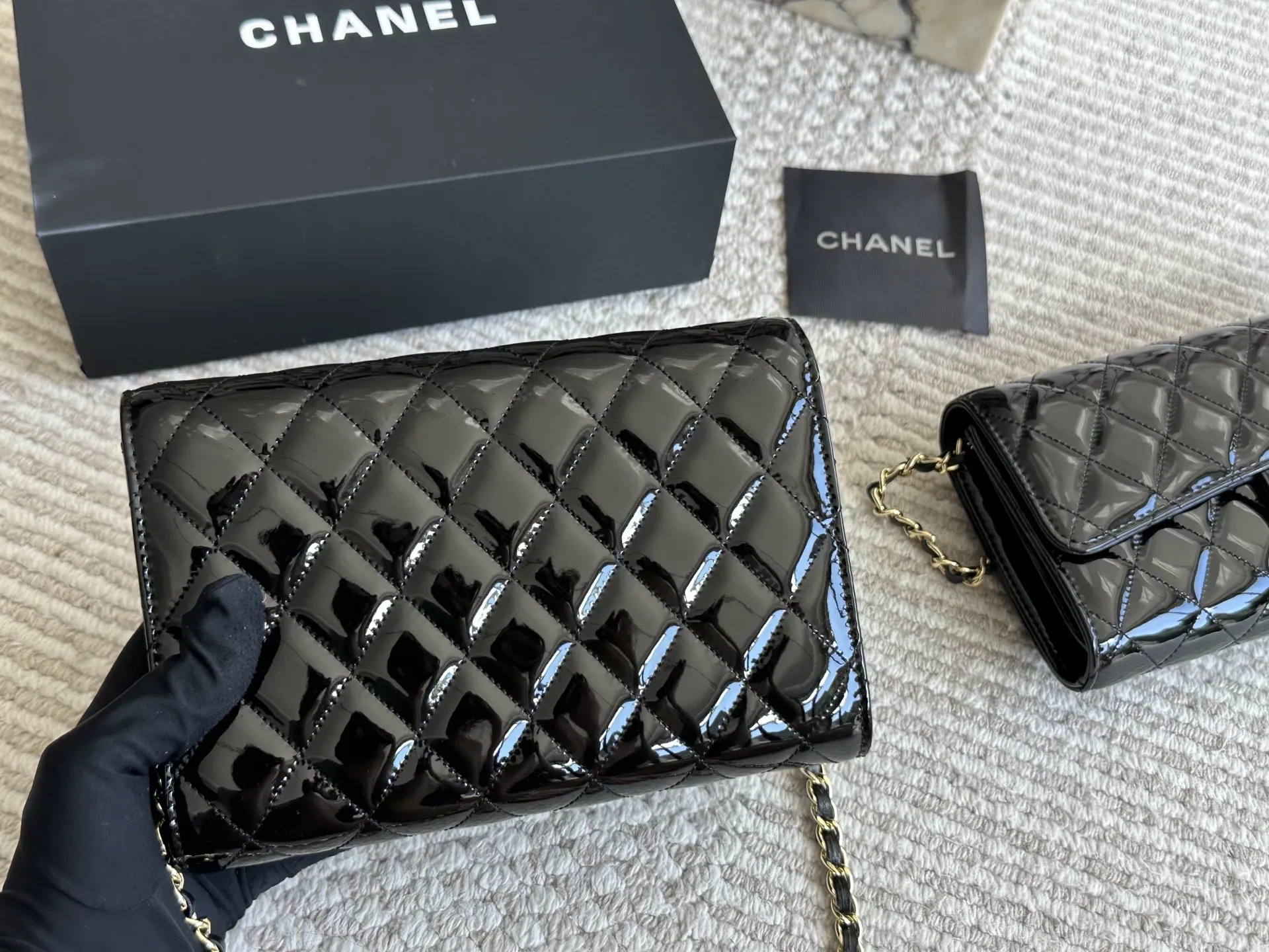 漆皮woc 💰 140 CHANEL 香奈儿发财 一款随身小包推荐给大家!香奈儿woc新款发财包 可斜挎单肩 链条可收入包内作为手包使用💪 上身后超显大气, 别看小小的 这个很能装哦 包内有卡位 拉链位 零钱位 小巧实用 人手必备 上身效果超好 尺寸20 13cm /22 12cm配折叠礼盒