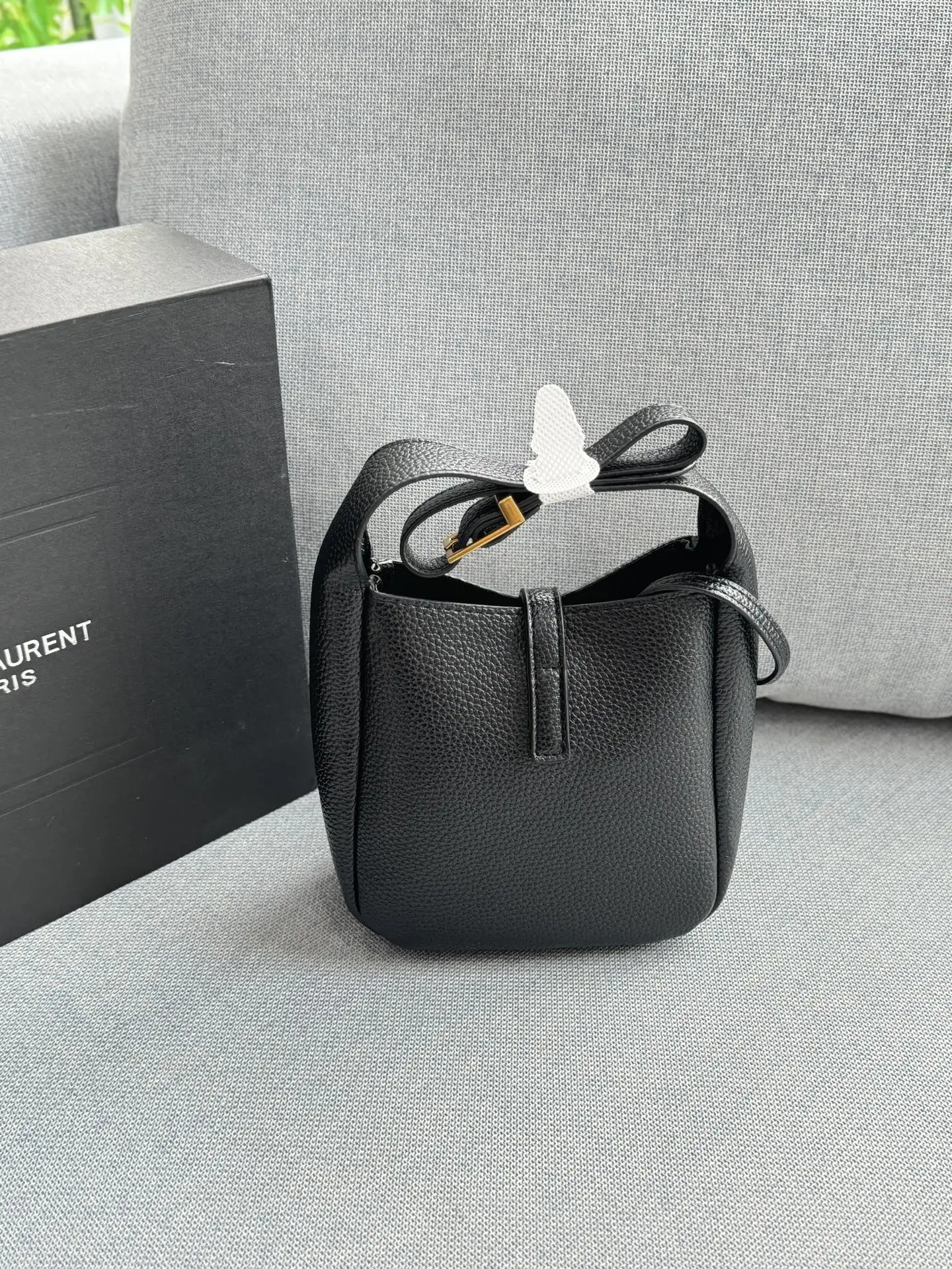 💰115 折叠盒 size：15.5&times;15.5 圣罗兰 LE5A7 水桶包 腋下包 手提包单肩包 一只颜值可爱貌美，但是容量巨客观！完全不是可爱小废包哦~ 戳中我的心巴了！ 真的太太太好用了[哇R]颜值就不用说了 一整个从logo到包型都长在我审美点上