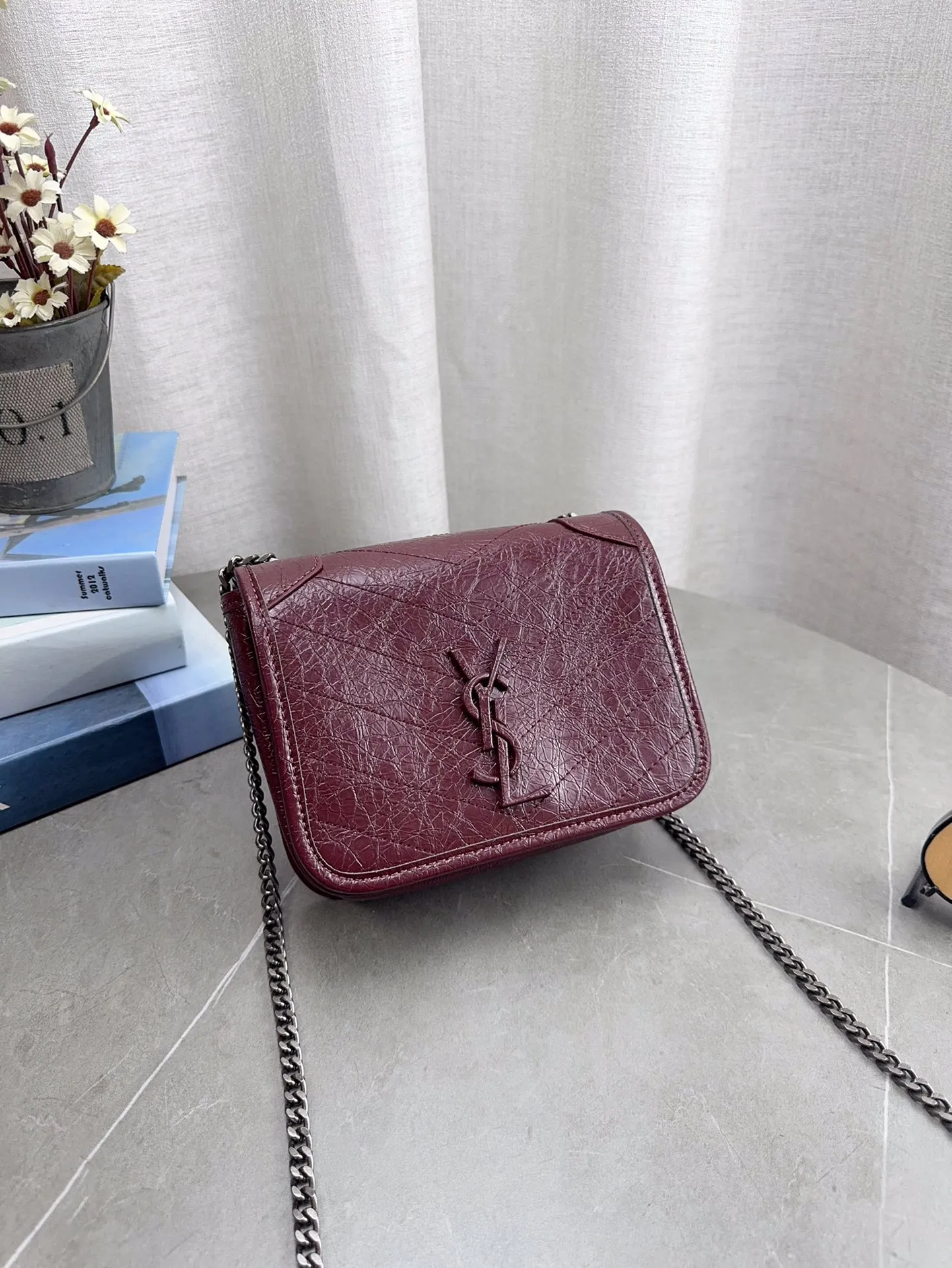 折叠飞机礼盒包装 🎉高品质ysl 圣罗兰 niki 邮差链条包 出去逛一天什么都可以放进去 流浪背法也很好看 黑色真的是跟各种颜色的衣服都很搭 之前一直在Onthego和这个之间犹豫 最后感觉没选错 五星推荐 迷你尺寸：19*14cm p150