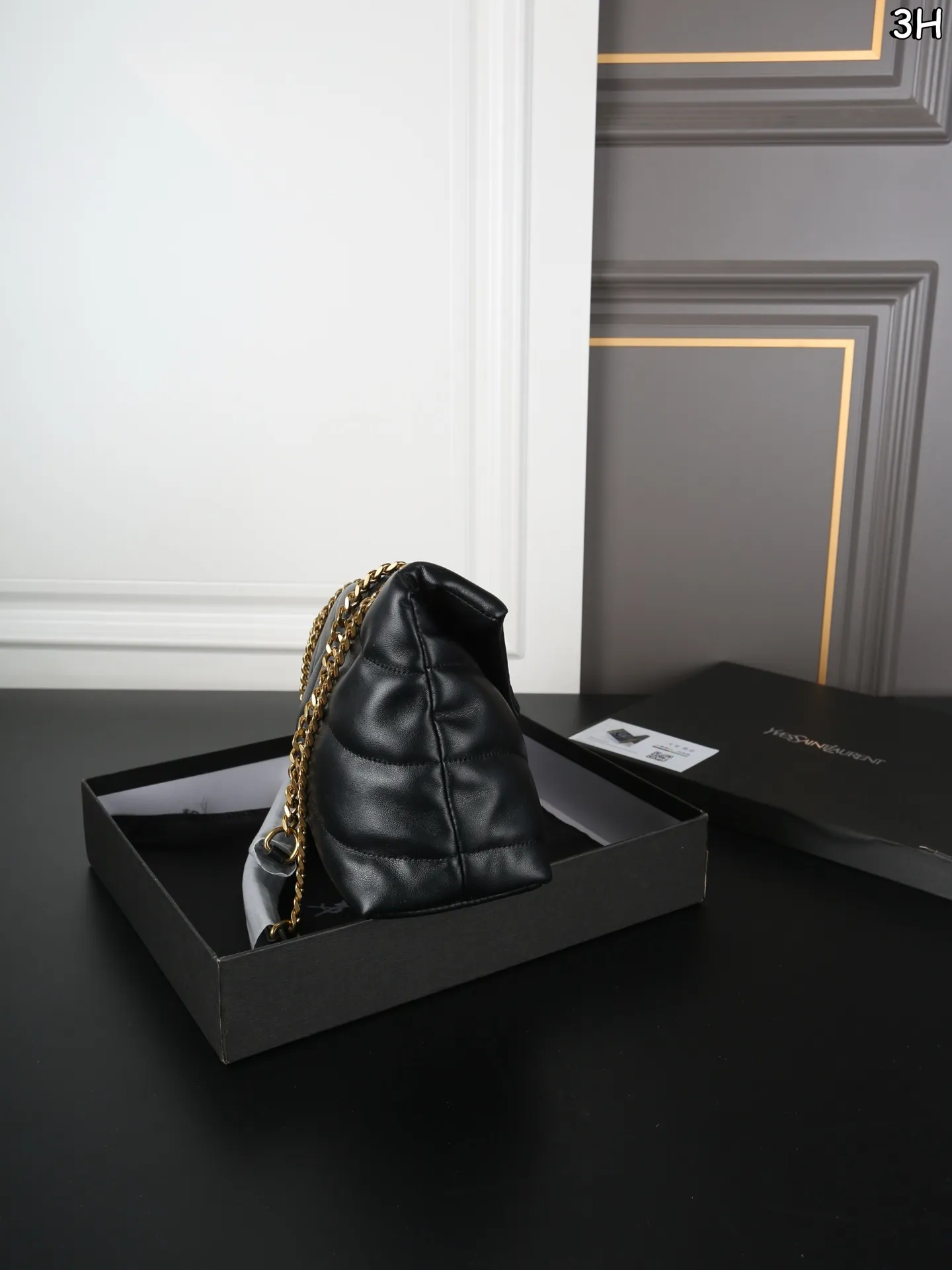 P120 天地盖 圣罗兰 YSL 云朵包 斜挎单肩包 可盐可甜, 是那种复古金色,很高级很洋气哇。 女性理想的日常出行良伴。从休闲时光到较正式场合,它总能为正装造到更添一抹个性态度。ysl云朵包的设计简洁大方,时尚又不失个性,无论是日常搭配还是出席派对,都能让你成为最闪耀的那一颗星! 尺寸:28×18