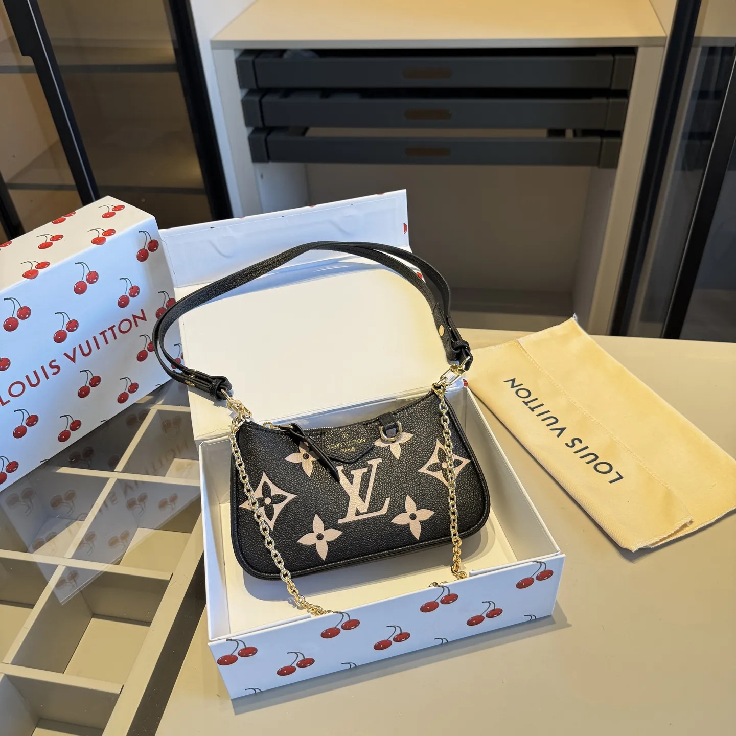 🅿️150✅牛皮系列🔜 顶级货🔥全钢五金‼️黑色印花牛皮系列～LV路易威登专柜爆款easypouch麻将包👸专柜同款～配链条和长带！走到哪都是回头率👍原版全牛皮🐂原版顶级全钢五金 完美走线 [得意]平时出门的东西都可以装！🎁原版折叠礼盒包装（size：20*12*3）