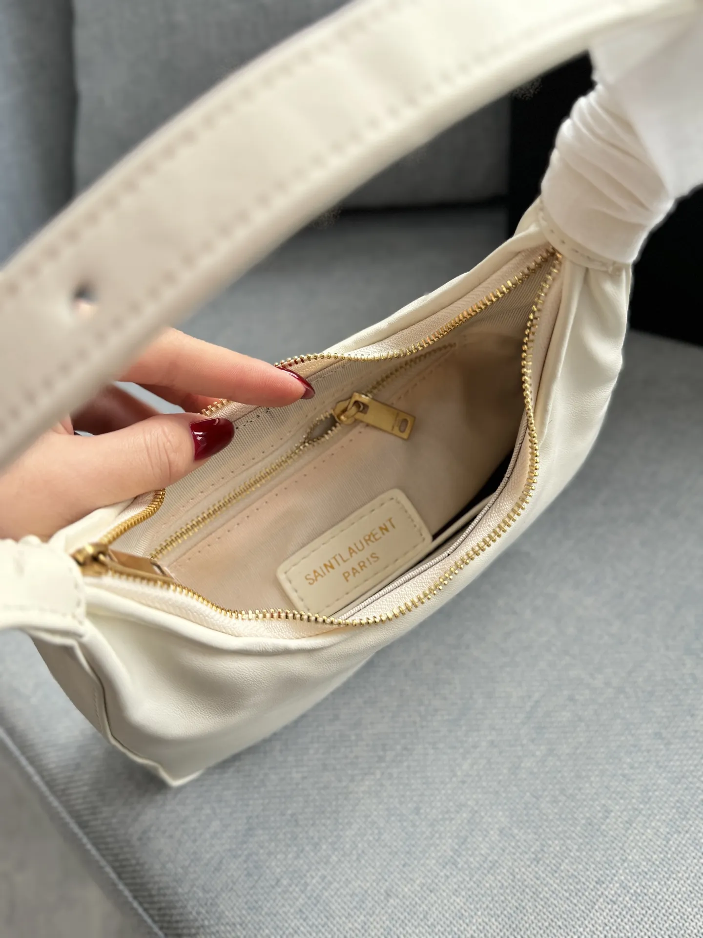 💰135 折叠盒 size:22×19 圣罗兰 YSL Calypso 腋下包 流浪包手提单肩包 触感柔软细腻,搭配金色YSL标志,低调又奢华。月牙形包型, 通勤休闲都很OK! 简约设计+实用性,轻松搭配各种穿搭,是时尚女孩必入的经典单品