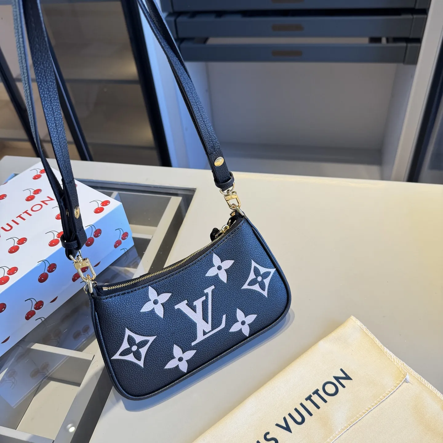 🅿️150✅牛皮系列🔜 顶级货🔥全钢五金‼️黑色印花牛皮系列～LV路易威登专柜爆款easypouch麻将包👸专柜同款～配链条和长带！走到哪都是回头率👍原版全牛皮🐂原版顶级全钢五金 完美走线 [得意]平时出门的东西都可以装！🎁原版折叠礼盒包装（size：20*12*3）