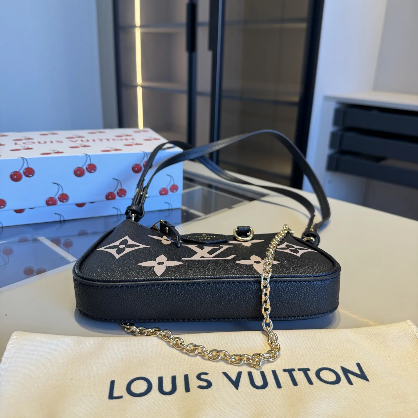 🅿️150✅牛皮系列🔜 顶级货🔥全钢五金‼️黑色印花牛皮系列～LV路易威登专柜爆款easypouch麻将包👸专柜同款～配链条和长带！走到哪都是回头率👍原版全牛皮🐂原版顶级全钢五金 完美走线 [得意]平时出门的东西都可以装！🎁原版折叠礼盒包装（size：20*12*3）