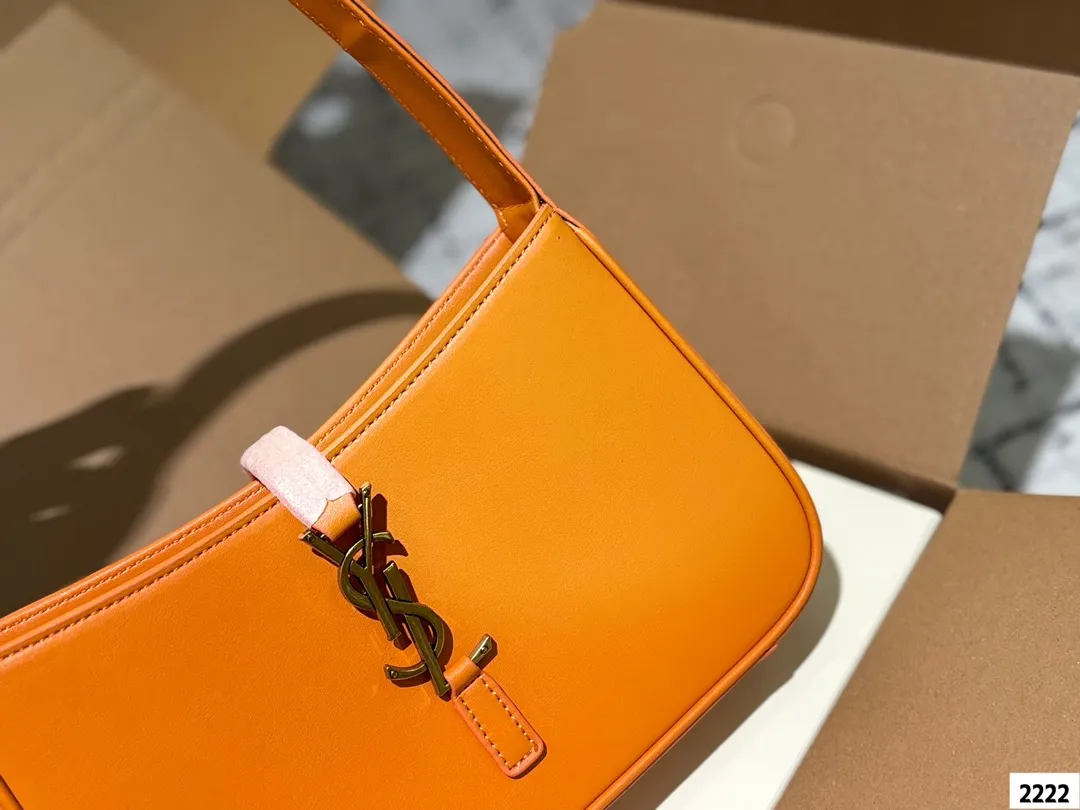 P125 YSL圣罗兰hobo腋下包, 今天的这只方方正正的腋下包又是满满的惊喜呀摸_上去皮质丝滑触感让人一不小心就上瘾除了好质感设计也十分特别以70年代复古手提包为灵感,融入「Rive Gauche左岸精神」,干净的包身以金属扣饰点缀包包极简的外形加上经典品牌logo,完美的搭配,非常的时尚百搭!尺寸:25 14