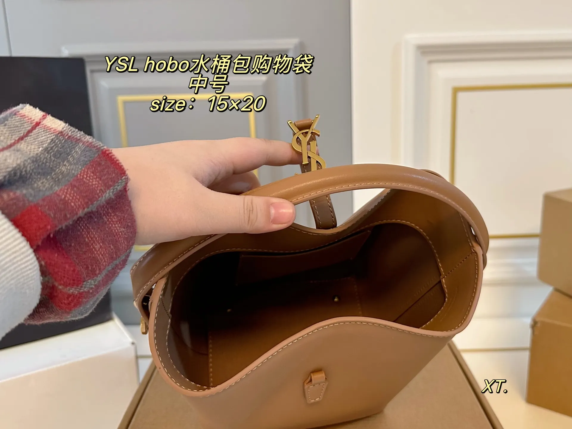 P205 中号（飞机盒） size：15&times;20中号 YSL 圣罗兰hobo水桶包购物袋💕 包身简约设计，手感质感超👍 超级显档次，容量超大～ 单肩手提都不是问题，包内配卡包➕镜子 洋气美妞/街拍人，时尚潮女必备❗️