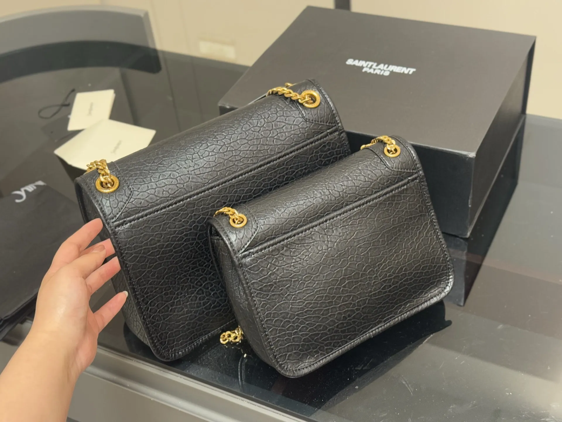 &yen;190 &yen;200 配盒 size：22*18cm（小） 28*22cm（大） 千呼万唤的 圣罗兰法棍niki终于到新尺寸啦 高订版 niki ysl niki 皮料软糯质感✔️ 强力推荐我们家的Niki