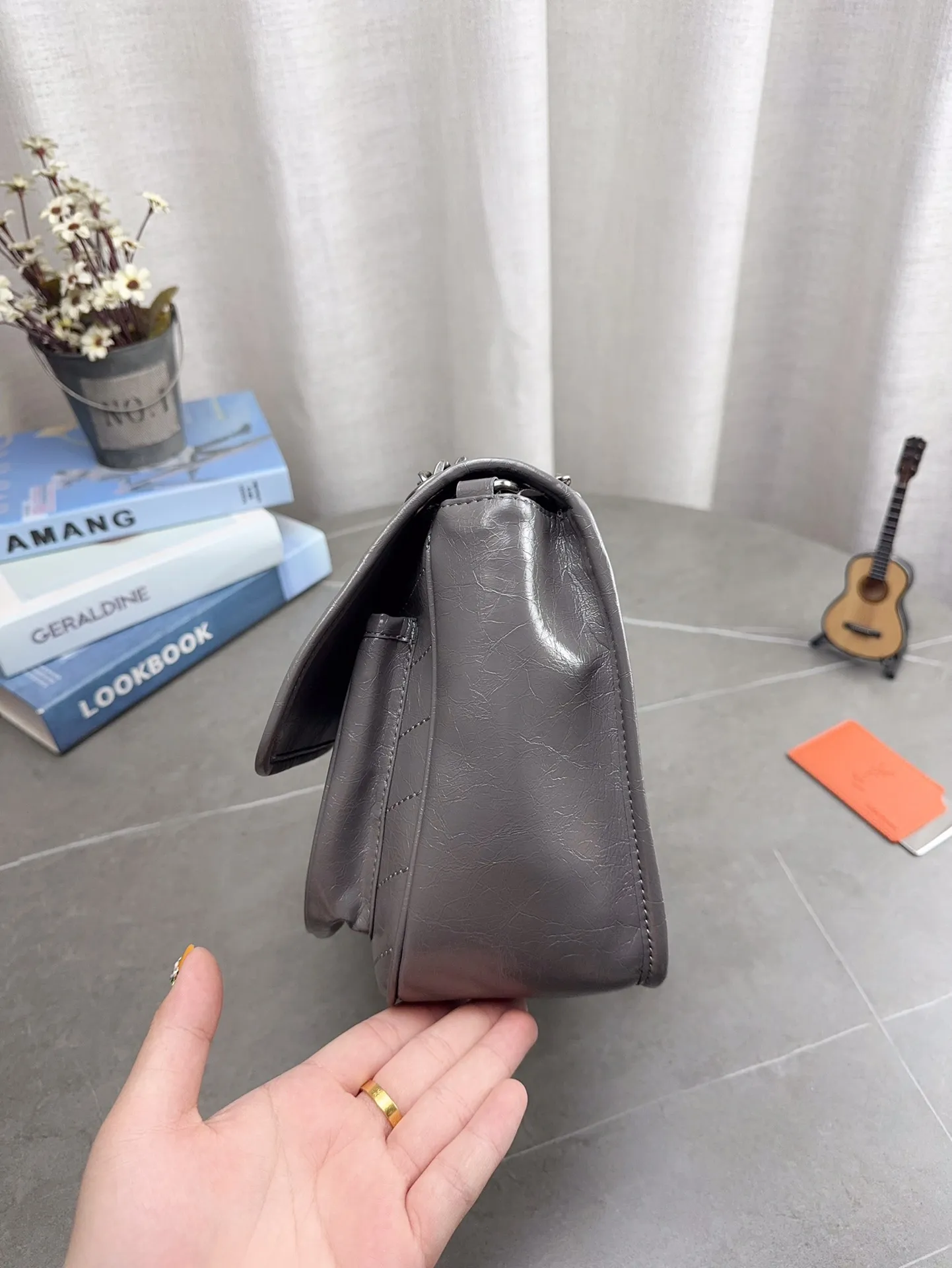 折叠飞机礼盒包装 🎉高品质ysl 圣罗兰 niki 邮差链条包 容量超大 出去逛一天什么都可以放进去 流浪背法也很好看 麂皮真的是跟各种颜色的衣服都很搭 之前一直在Onthego和这个之间犹豫 最后感觉没选错 五星推荐 尺寸27*21cm 型号633158 p200