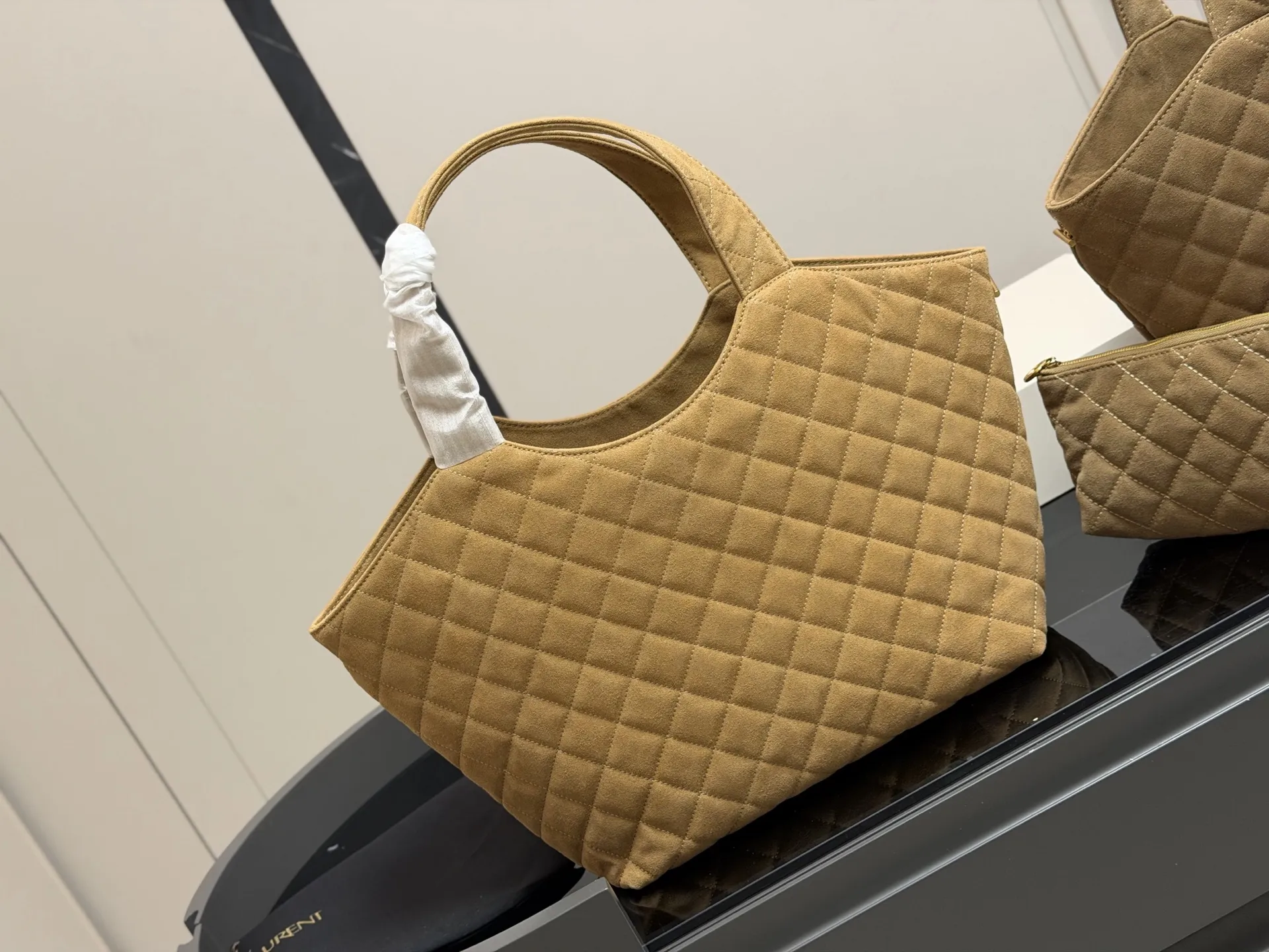 ¥260 折叠盒飞机盒 size:30*28cm 圣罗兰新款购物袋太可了吧 YSLGabv绗缝纹路购物袋 大tote感觉太温柔了吧! ⚠️原版大标