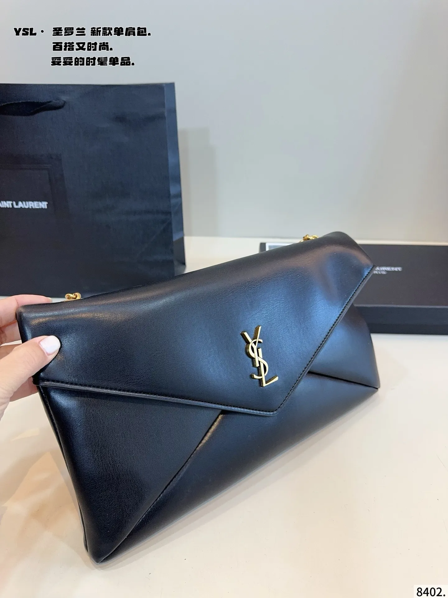 p155配礼盒🎁. YSL圣罗兰 25fw秋冬新款手拿包😍 优雅又大气 软软的小羊皮 手感一流[哇R] 容量更不用说 可以随便往里塞[赞R] 单肩 手拎都十分适配尺寸：34*3*20cm