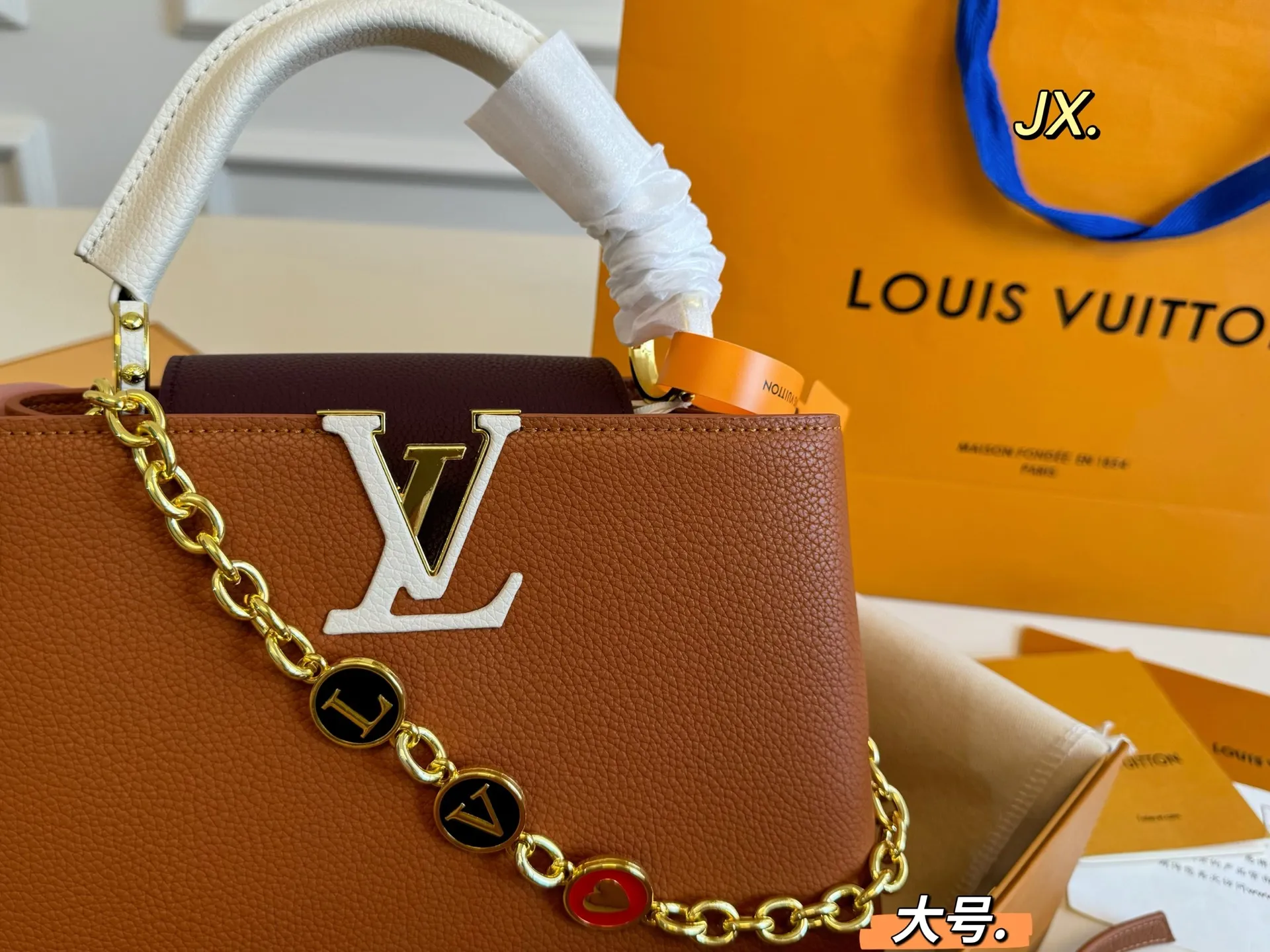 P180大号（折叠盒） size:27&times;18大号 LV路易威登Capucines卡普辛手提包💕 贵气十足的包包，真的超美！ 色彩鲜亮不张扬，显得无比温柔 高级感满🈵️，时尚洋气❗️ 大小刚好，精致又不失优雅‼️