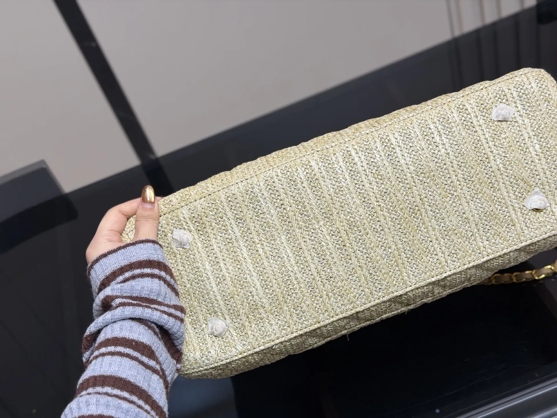 ¥170 香奈儿CHANEL 链条托特包 复古优雅 香奈儿CHANEL 链条托特包 复古优雅 满满的高级感 大小适中 容量感人 休闲正装皆可轻松驾驭 尺寸:40.27cm