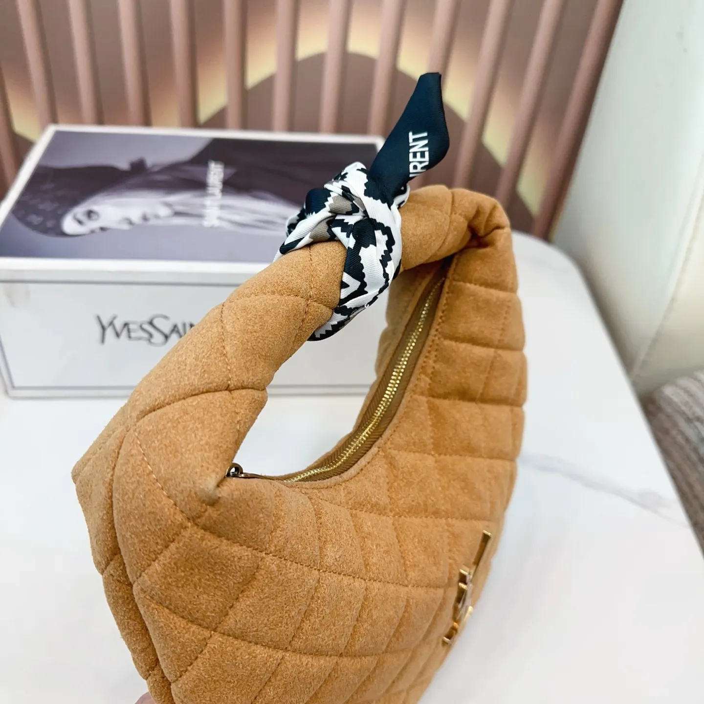 P180 全套包装 SAINT LAURENT 圣罗兰|Icare 月牙包 可颂形状,标志性的金属logo点缀,完美结合复古与现代感,日常出街还是夜晚派对都合适! 尺寸 47.32cm 25.16cm. Yn