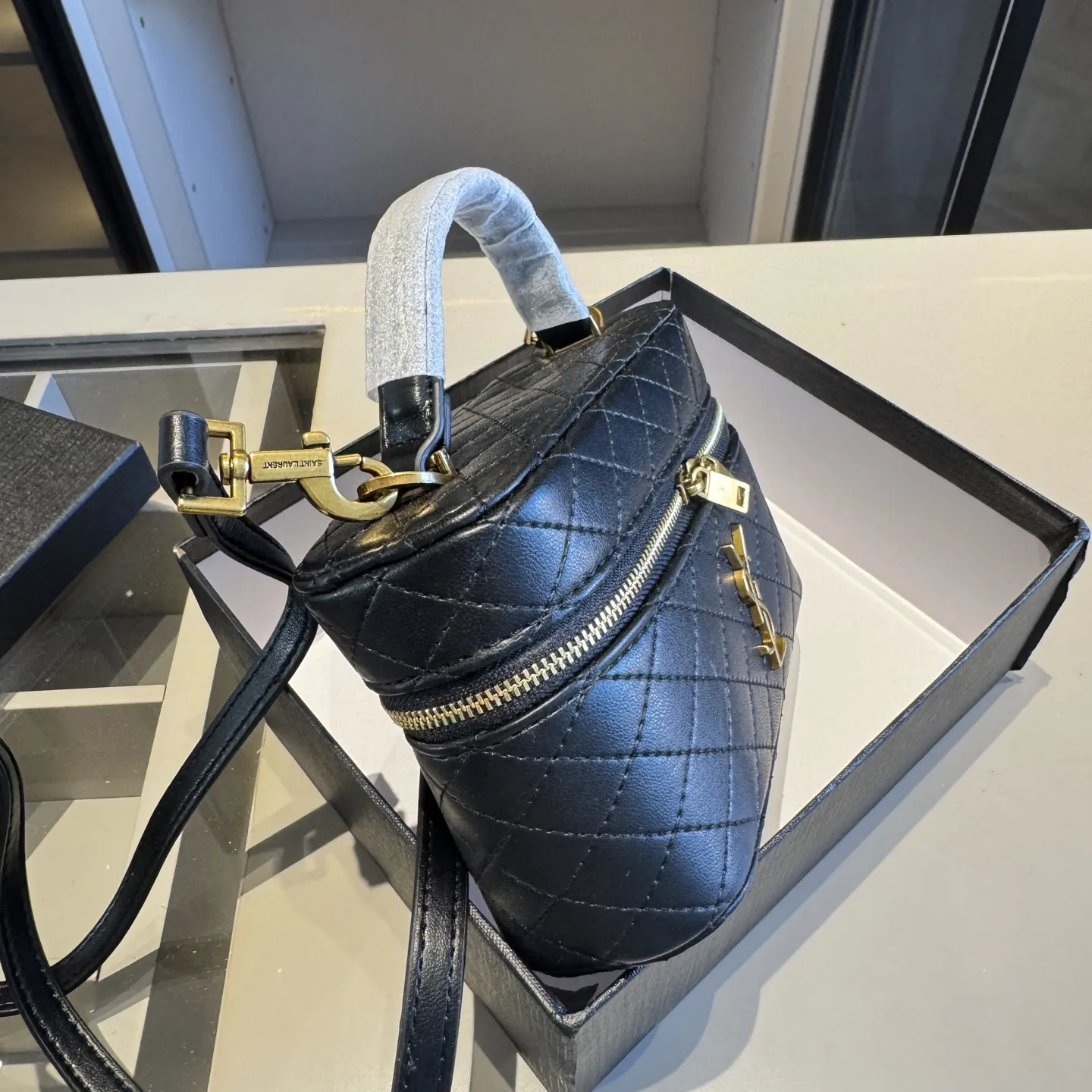 🅿️140✅新品推荐🔜 高端货🔥YSL圣罗兰新款化妆箱～box小盒子包👍明星同款！可手提可肩背～非常实用[呲牙]走到哪都是回头率👍超级有范儿！采用原版牛皮🐂五金都是原版材质哦！质感特别好👍品质堪比正品！上身效果超棒！原版礼盒包装🎁（size：18*11*6）