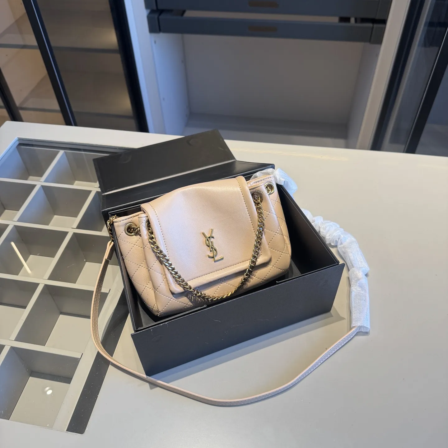 🅿️135✅新品推荐🔜 升级版~高端货🔥YSL圣罗兰爆款Nolita斜挎包~链条包!这款包超!级!火!👍各大明星追捧的爆款~采用原版五金配件!经典logo!顶级做工!面料采用牛皮面料!堪比专柜品质🎁原版折叠礼盒包装(size:18*13*5)