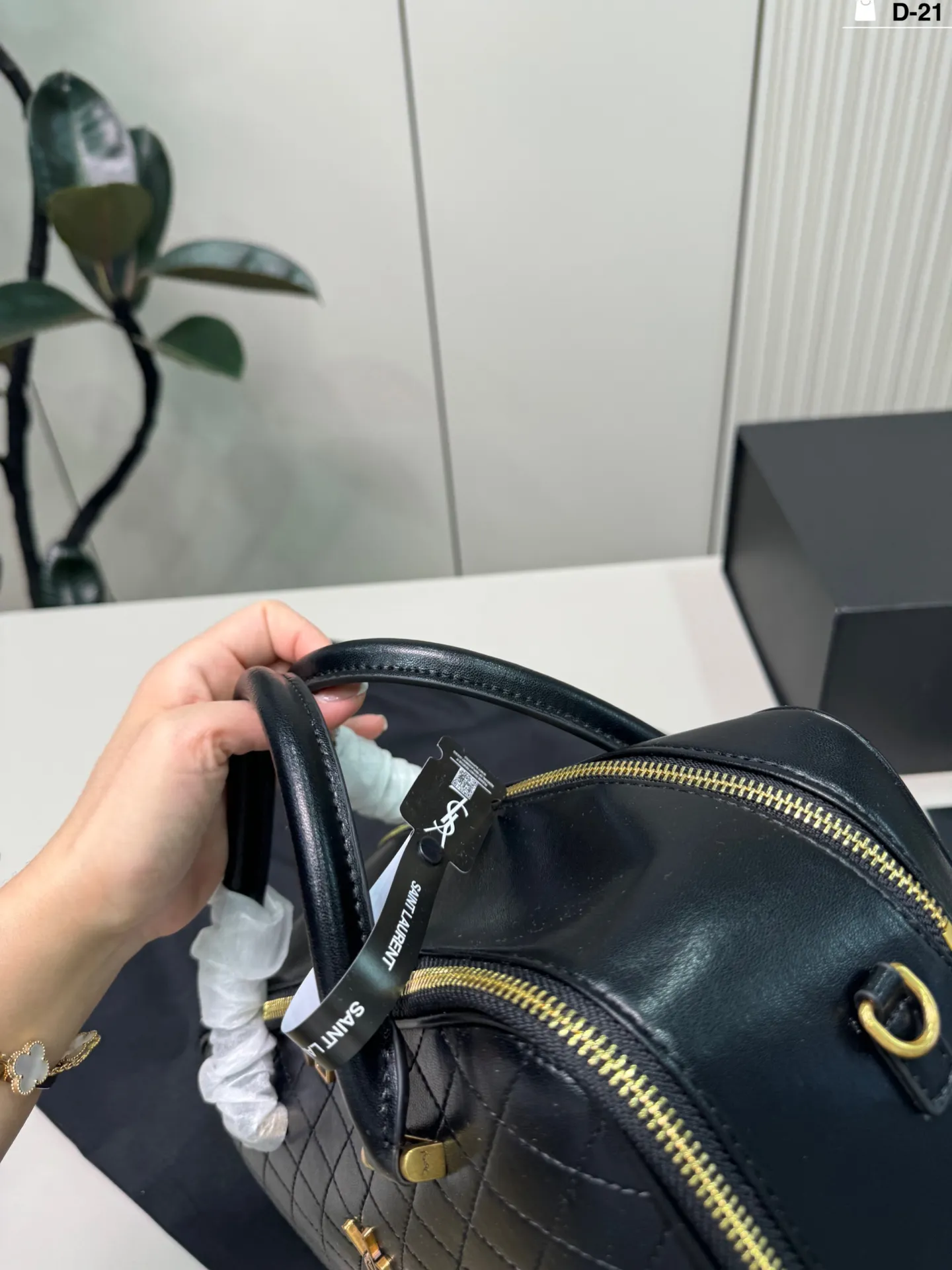 💰p195 D-21尺寸30×17折叠盒 YSL Lyia保龄球包 通勤 or轻旅行都能轻松驾驭~白色百搭,春夏穿搭必备,实用又时髦,出街回头率up!