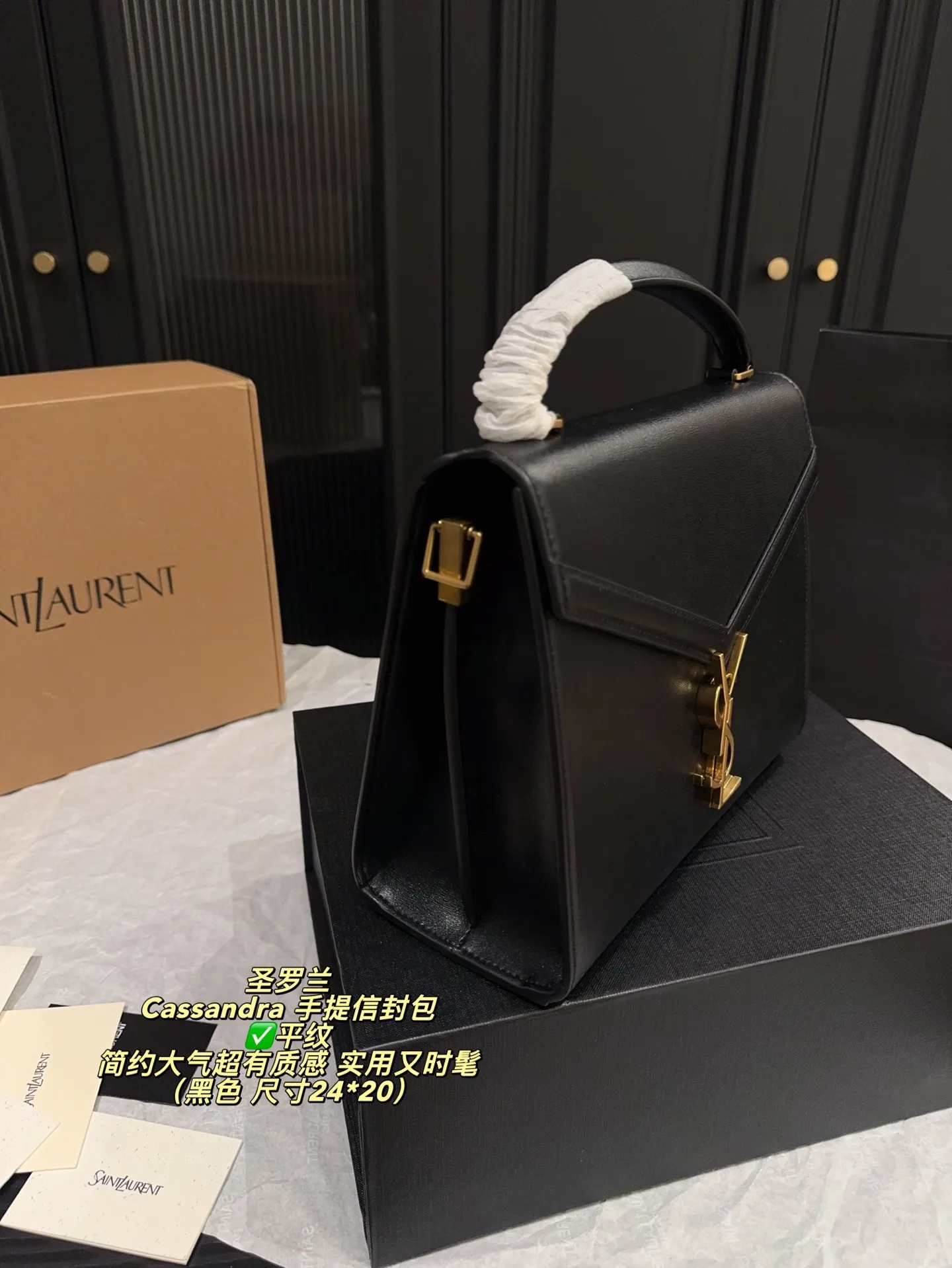 P190全套包装⚠️尺寸24*20 YSL 圣罗兰 Cassandra 手提信封包 鱼子酱纹理牛皮+金属Logo,简约大气超有质感。信封式包型,手提&斜挎两用,通勤、正式场合都能轻松驾驭。容量适中,日常物品轻松装下。鱼子酱纹理耐磨,金属锁扣精致,实用又时髦,是职场女生和时尚达人的热门选择。