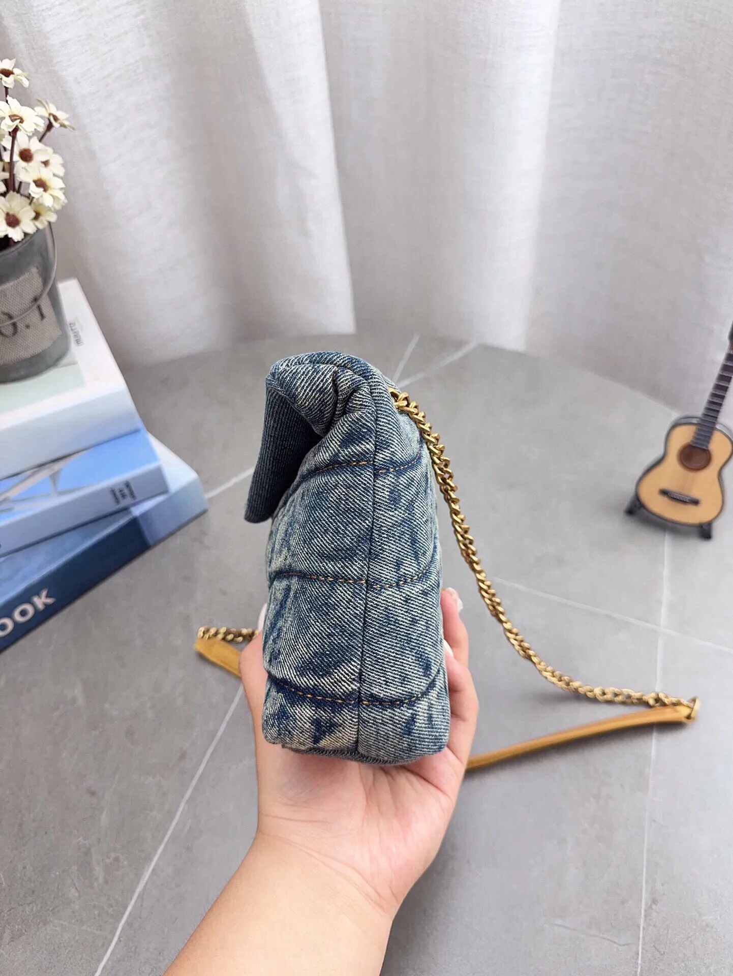 高品质YSL圣罗兰丹宁puffer 眼击中的ysIlouloupuffer云朵包 极具致敬意味的“Loulou”单肩包在本季开启全新演绎,设计师以牛仔效果面料融入填充夹克的创意,搭配鲜艳紫色,助你携-抹明媚迎接盎然春光。 为经典包袋注入新意,品牌用酒椰叶纤维拼接包面,简洁流畅的廓形洋溢优雅魅力,适宜搭配裤装或礼服,于细节处传递轻松愉悦的夏日写意。小号尺寸:22*16cm 无盒 p180