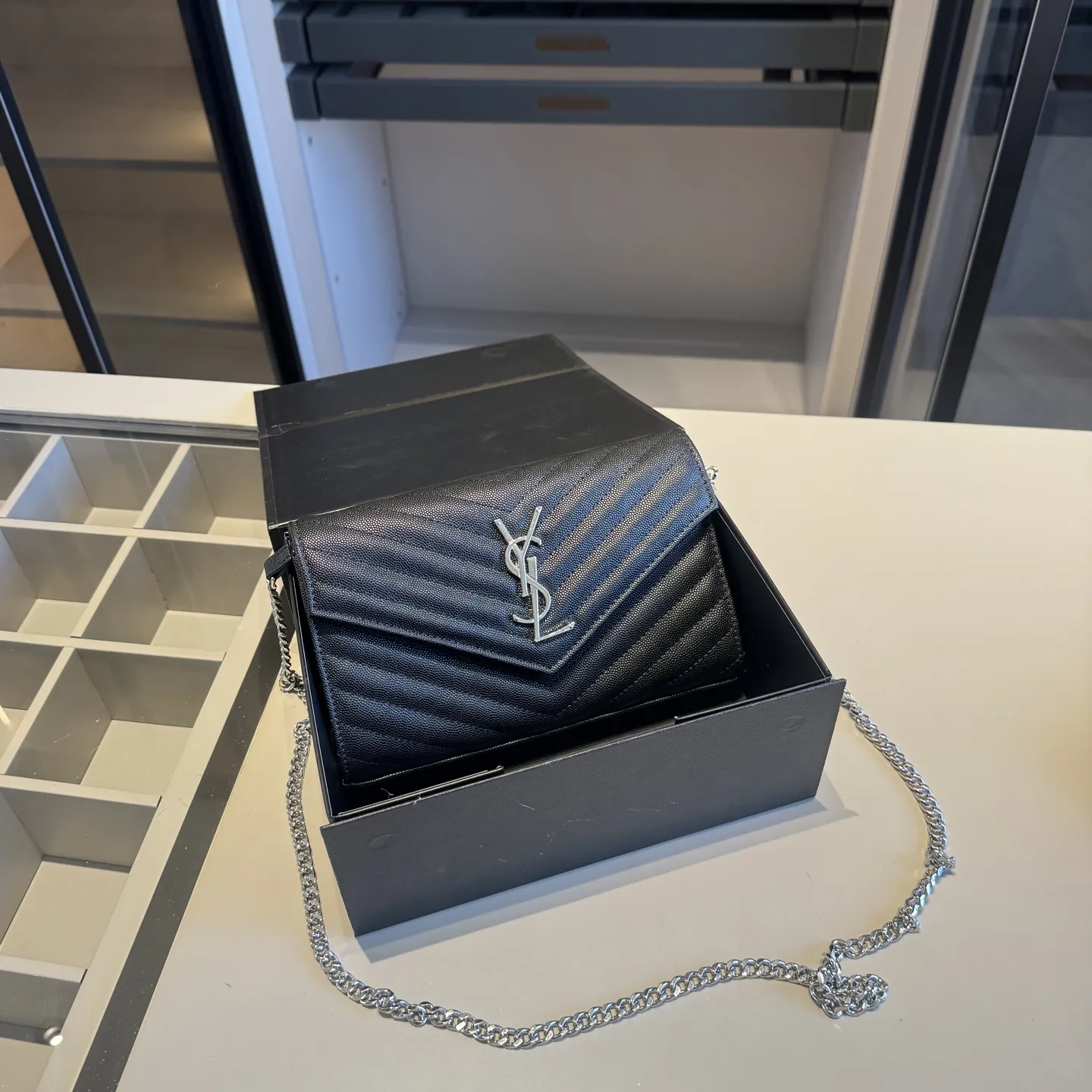 🅿️140✅新品推荐🔜 升级版~高端货🔥YSL圣罗兰专柜经典WOC信封包✉️链条包!超!级!火!👍可肩背!各大明星追捧的爆款~采用原版顶级五金配件!经典logo!顶级做工!面料采用进口鱼子酱牛皮面料!堪比专柜品质🎁原版折叠礼盒包装(size:22*14*3)