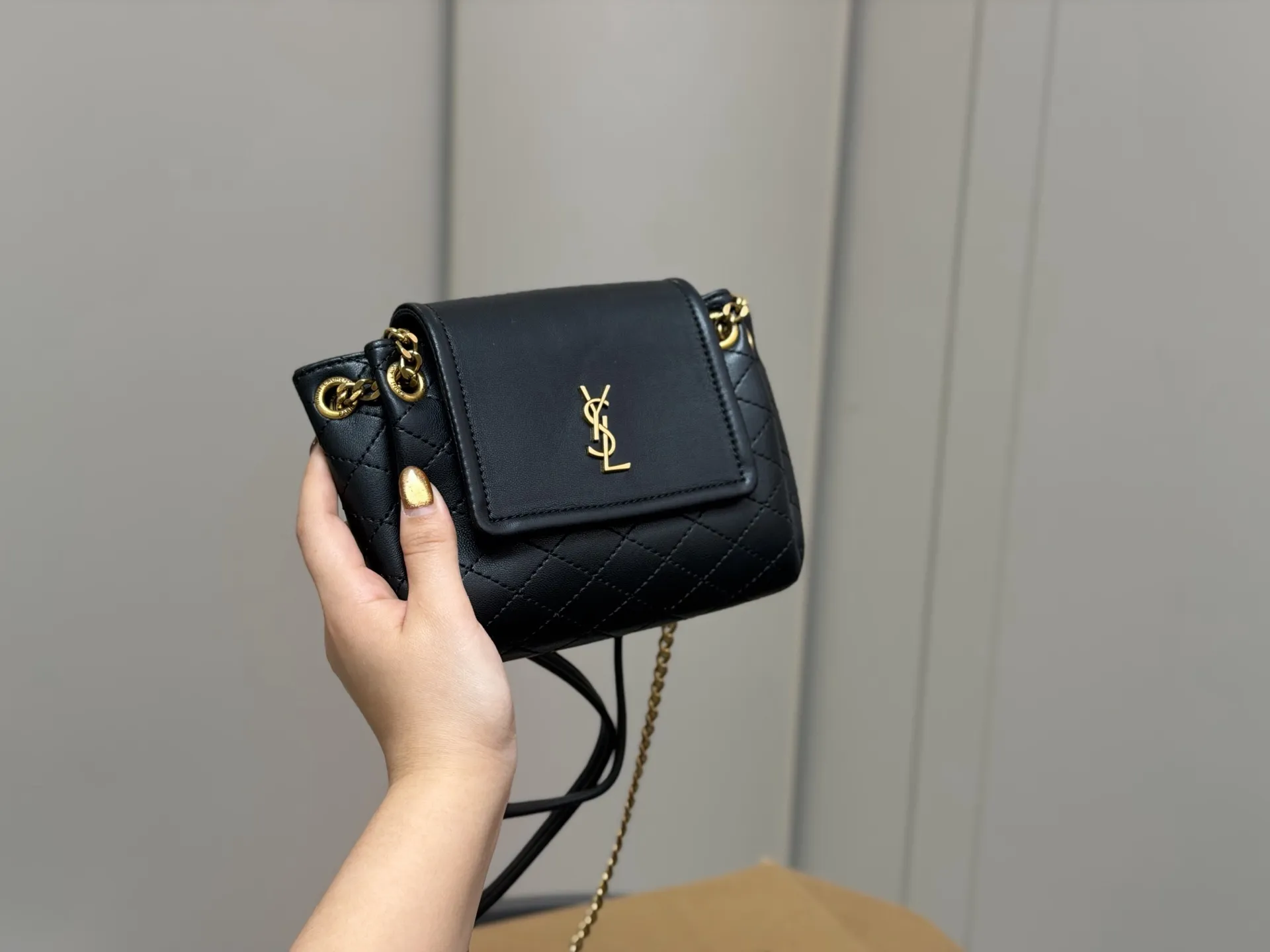 &yen;170 &yen;180 配折叠盒飞机盒 size：16.13cm 21.16cm 牛皮品质出 ✅ 圣罗兰mini NOLITA手袋 精致、可爱还很能装～ 背他真的是温柔小仙女本仙了 搜索🔍杨树林洛丽塔