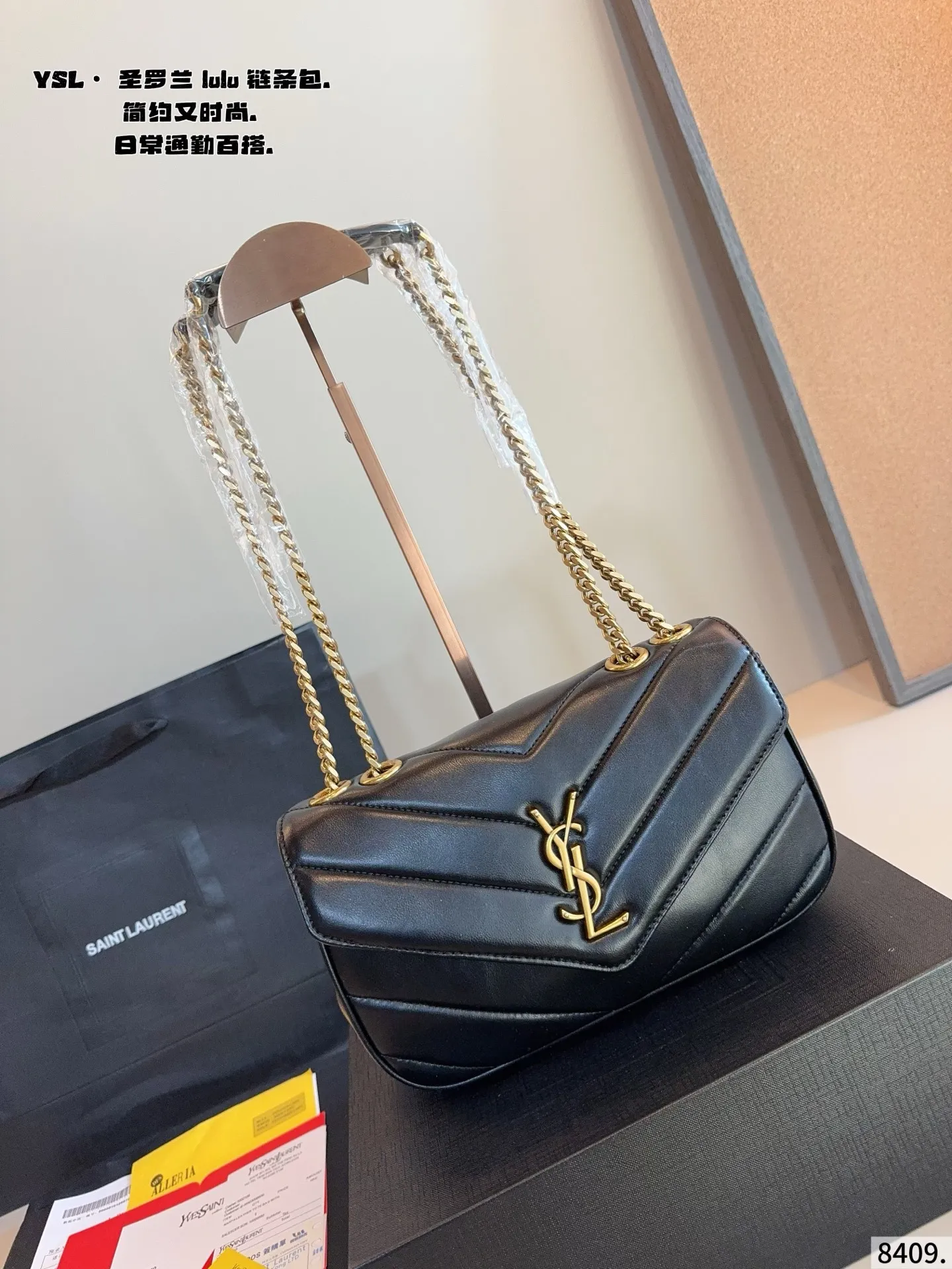 p160配礼盒🎁. YSL LouLou Puffer链条包 loulou今年专柜超火爆 柔软舒适胖乎乎的外形像拿着棉花糖颜值很高的一款呀! 实用性满分+复古范十足怎么搭配都好看又百搭自圣罗兰 尺寸：24*6*15cm