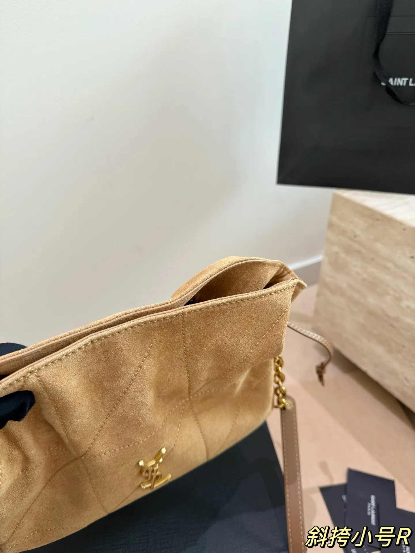 P170 配礼盒🎁 圣罗兰YSLJamie小福袋 麂皮 背起来真的太有feel。 圣罗兰 最低调， 简洁大气啦！ 尺寸24.19cm