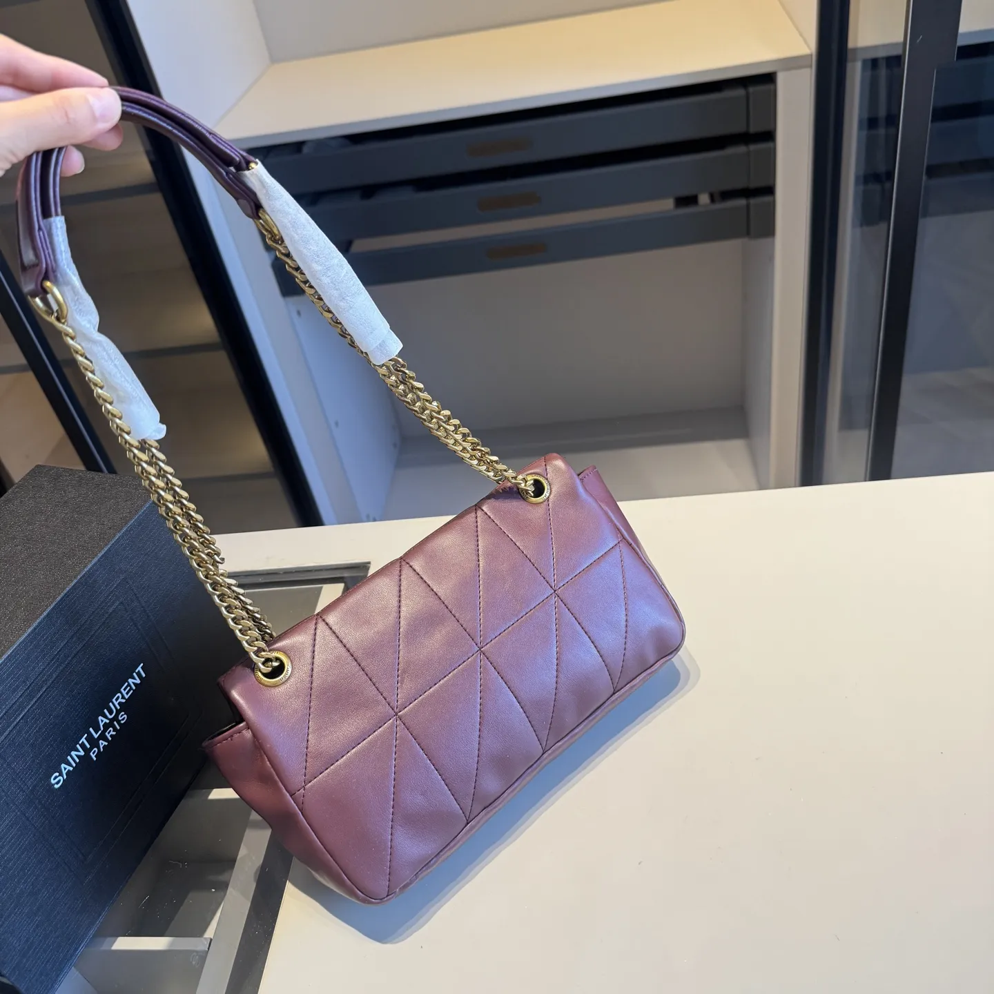 🅿️135✅新品推荐🔜 🔥YSL圣罗兰爆款jamie小号通勤包👍古力娜扎同款！链条包！大容量～非常实用[呲牙]走到哪都是回头率👍众多明星追捧的单品哦！超级有范儿！采用原版牛皮🐂五金都是原版材质哦！质感特别好👍品质堪比正品！上身效果超棒！🎁原版礼盒包装（size：25*14*6）