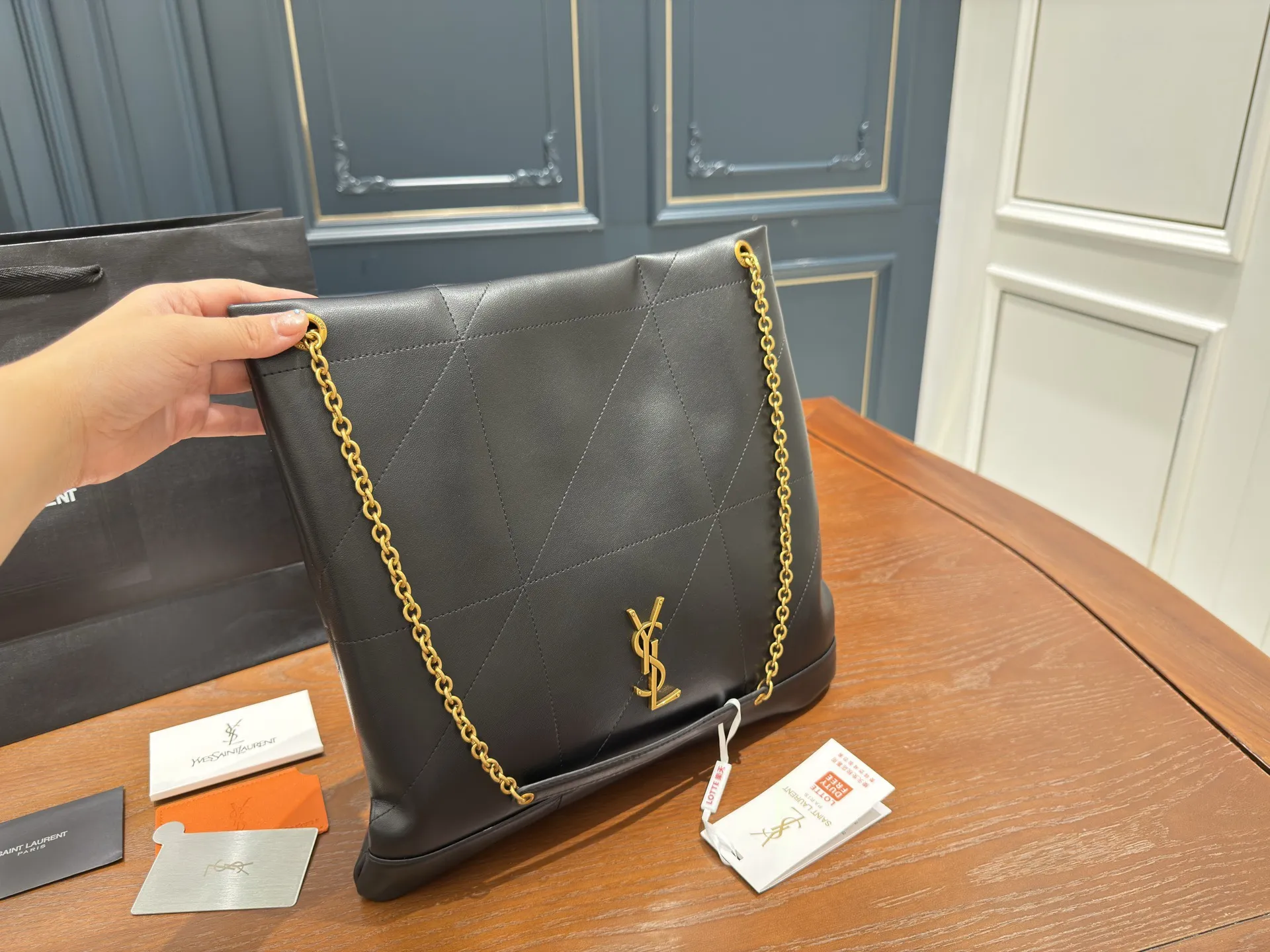 （全套包装⚠️）p200 size：34.33cm 圣罗兰太好搭配了呜呜呜 Ysl bag 更酷哦！ 面料很耐造 高级感拉满 搜索🔍 垃圾袋