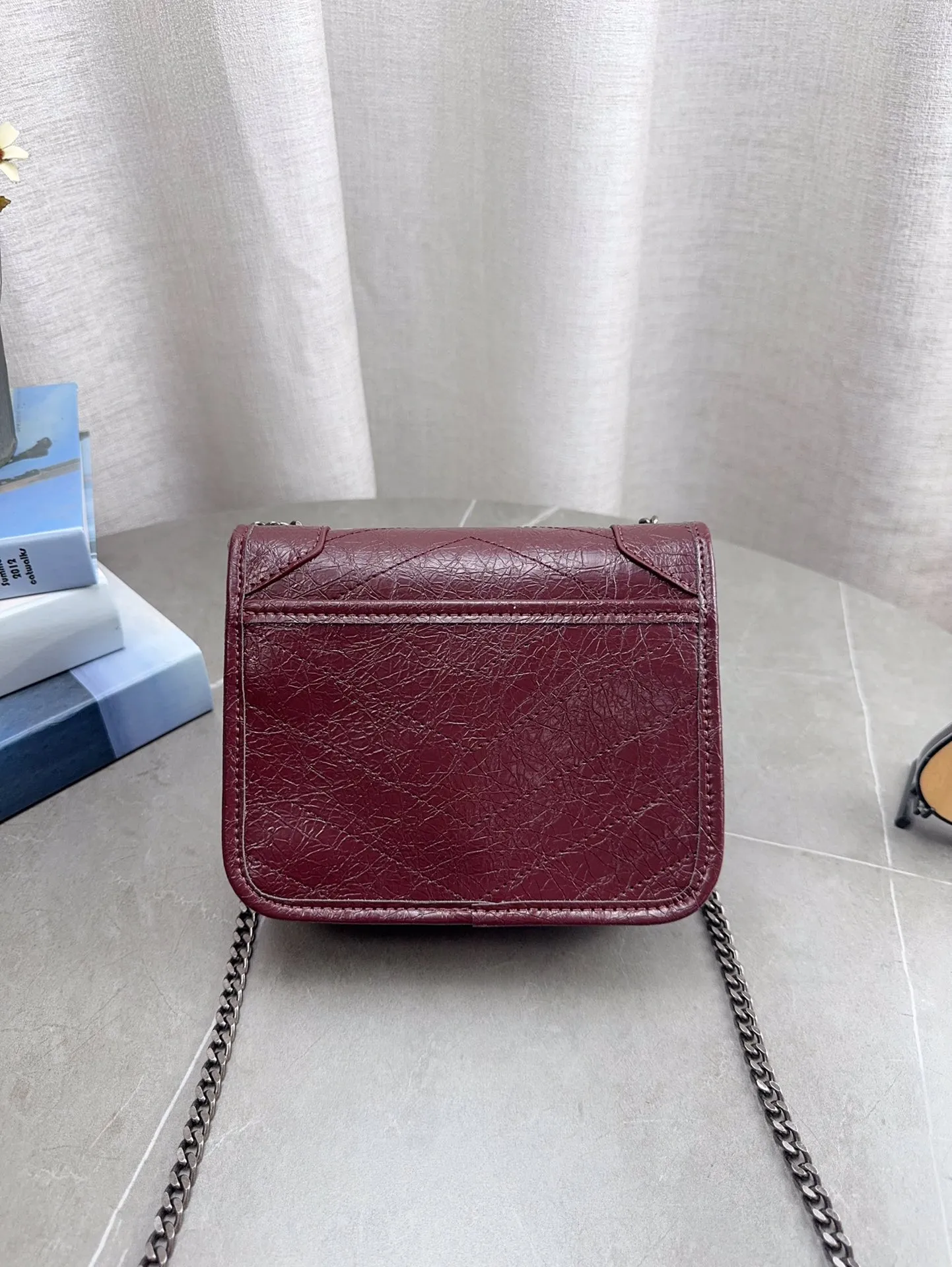 折叠飞机礼盒包装 🎉高品质ysl 圣罗兰 niki 邮差链条包 出去逛一天什么都可以放进去 流浪背法也很好看 黑色真的是跟各种颜色的衣服都很搭 之前一直在Onthego和这个之间犹豫 最后感觉没选错 五星推荐 迷你尺寸:19*14cm p150