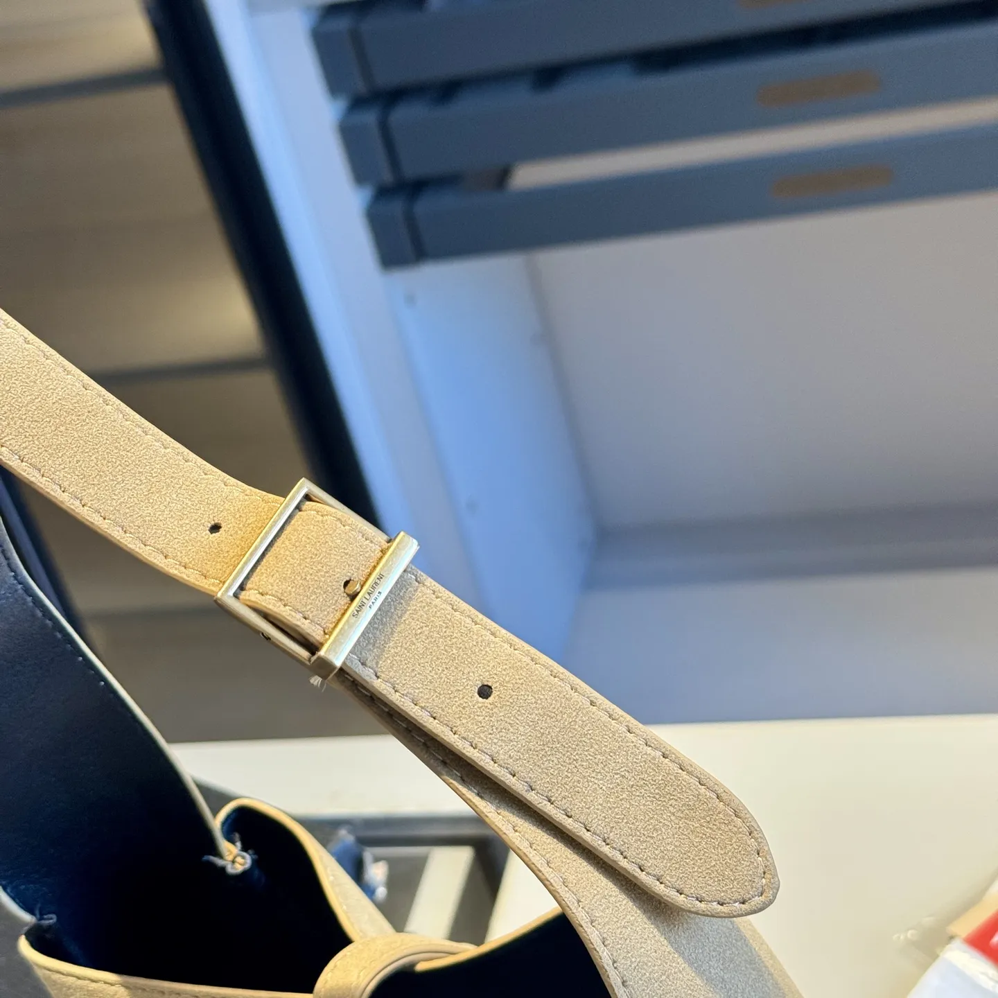 🅿️140✅新品推荐🔜 🔥YSL圣罗兰专柜新款麂皮系列HOBO腋下包👍这款包超!级!火!👍各大明星追捧的爆款~采用原版五金配件!经典logo!顶级做工!面料采用原版皮料!大容量!原版礼盒包装🎁(size:21*22*9)