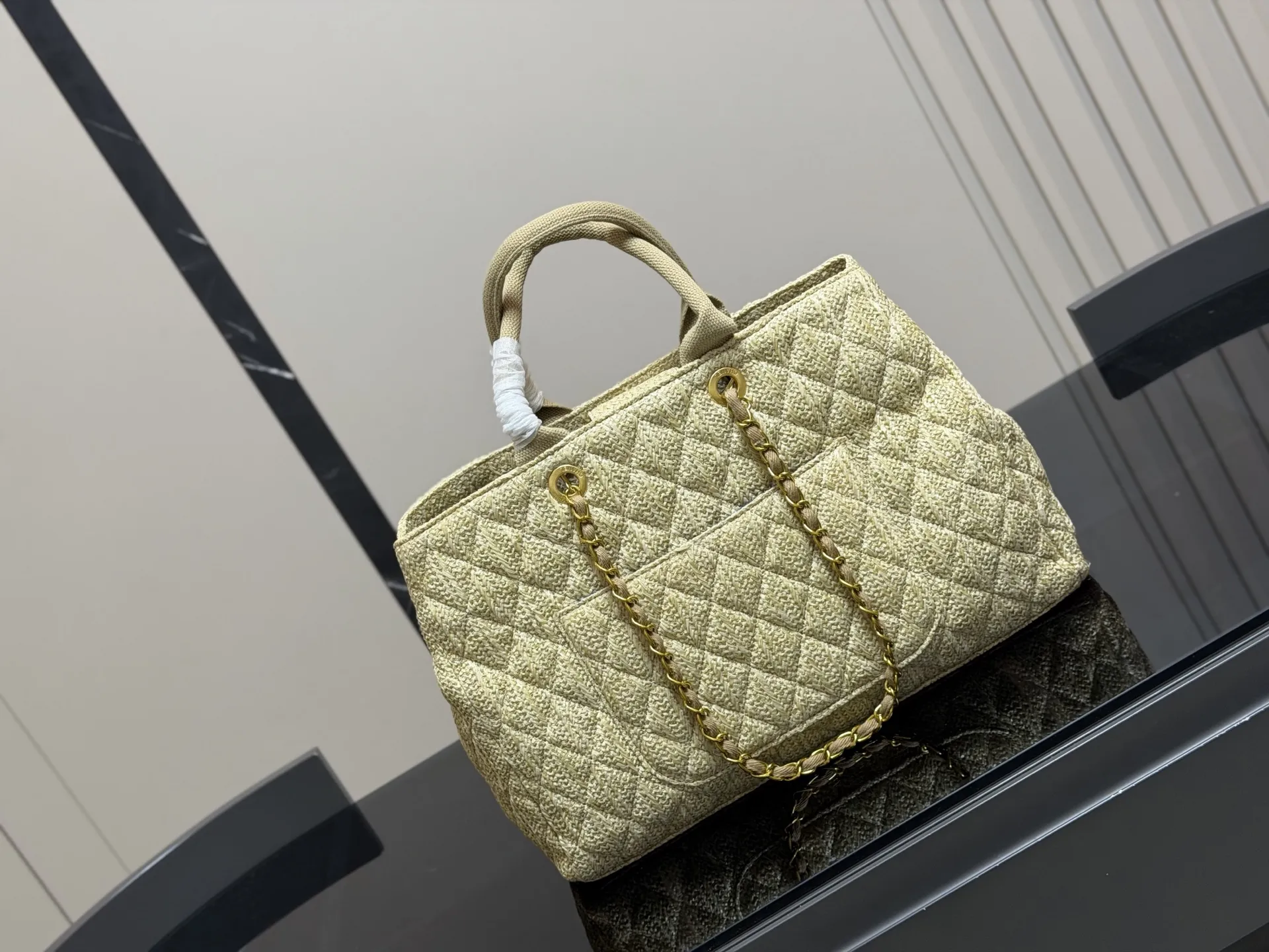 &yen;170 香奈儿CHANEL 链条托特包 复古优雅 香奈儿CHANEL 链条托特包 复古优雅 满满的高级感 大小适中 容量感人 休闲正装皆可轻松驾驭 尺寸:40.27cm