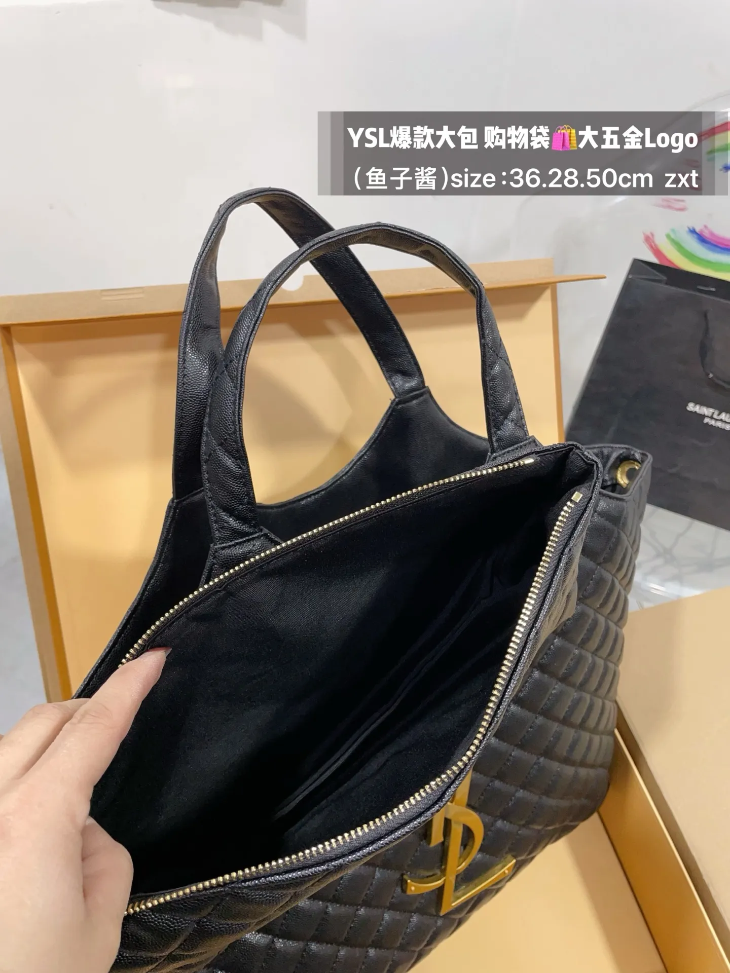 👑💰175无盒 size：底36.28.50cm YSL爆款大包 购物袋🛍️ 大五金Logo终于做到与原版大小一致💪 高级感满满👍圣罗兰 复古菱形格子与 巨大LOGO五金 璀璨而大气☄️ 最重要是一包当2包用、 中间链子往两侧一收 可以变换造型 配有小包一个 （五金全套对版带LOGO）