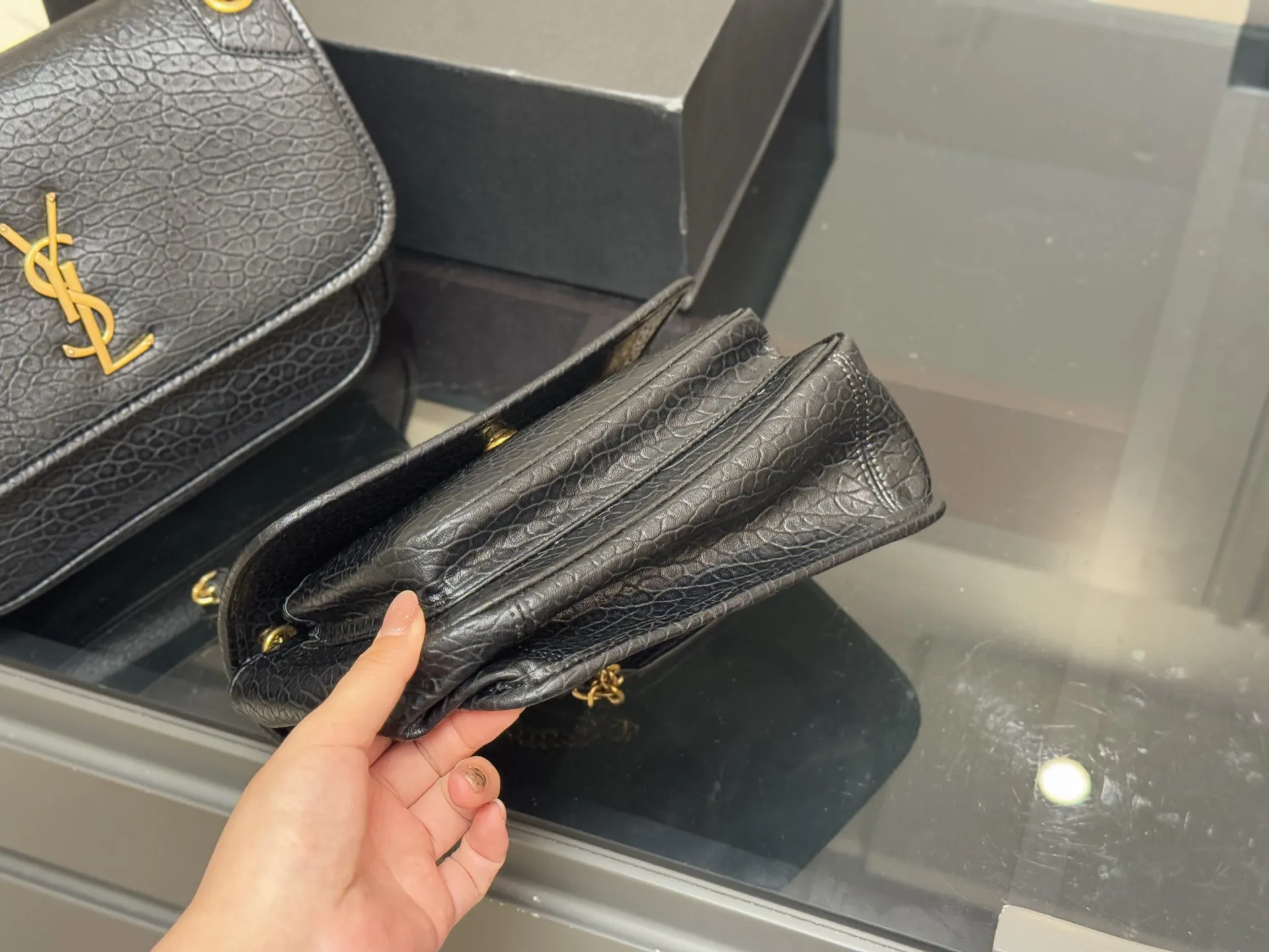 &yen;190 &yen;200 配盒 size：22*18cm（小） 28*22cm（大） 千呼万唤的 圣罗兰法棍niki终于到新尺寸啦 高订版 niki ysl niki 皮料软糯质感✔️ 强力推荐我们家的Niki