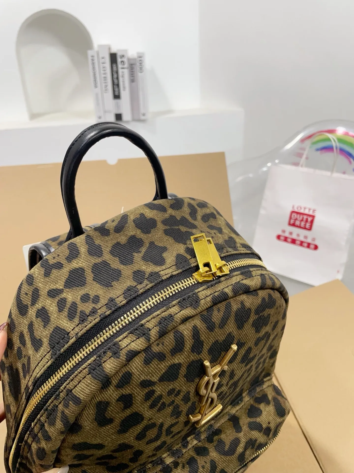 💰P150赠送挂件 圣罗兰双肩包 简单百搭 颜值高 日常出街首选 潮酷时尚女孩必入款 尺寸：26 31