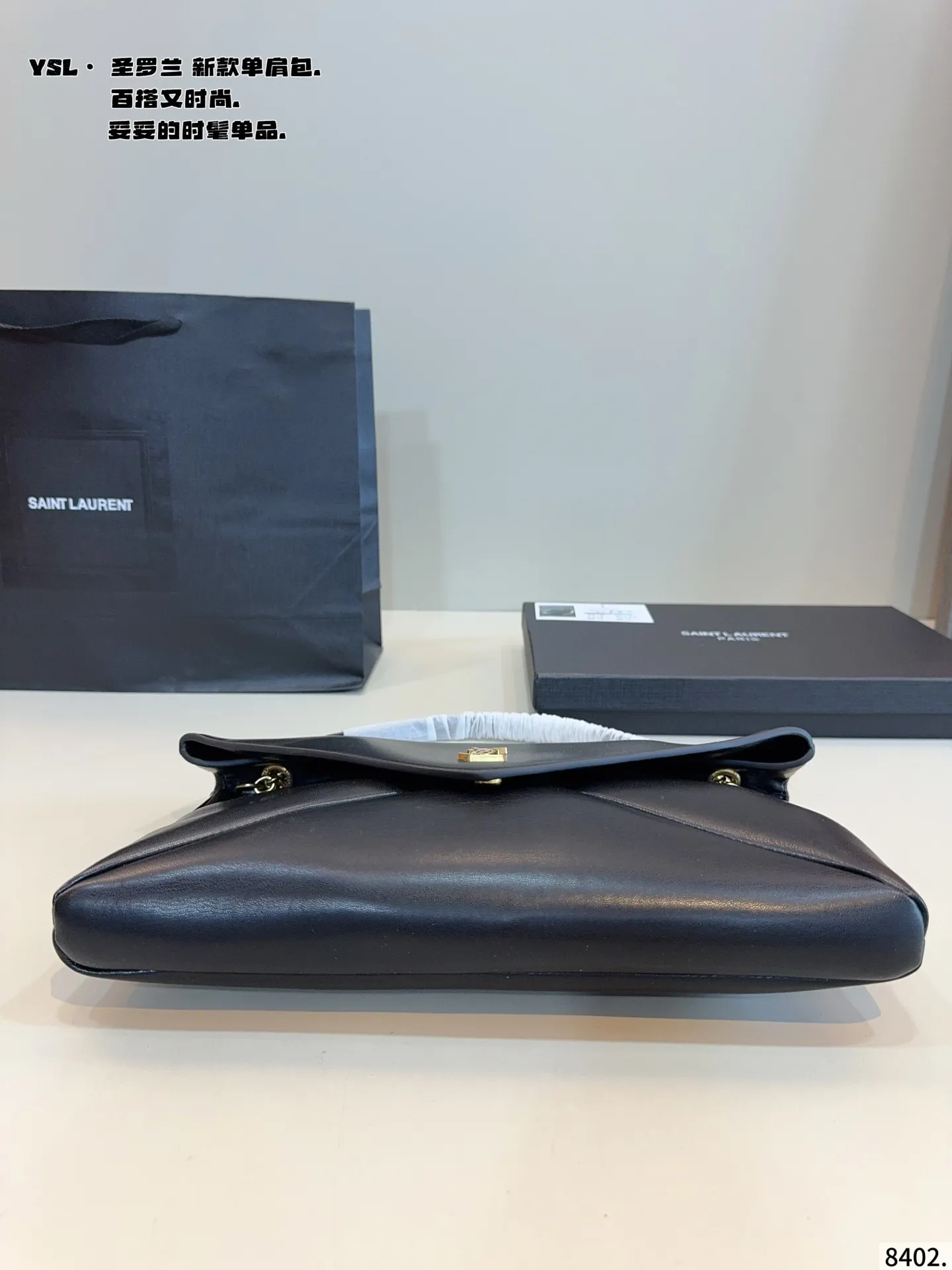 p155配礼盒🎁. YSL圣罗兰 25fw秋冬新款手拿包😍 优雅又大气 软软的小羊皮 手感一流[哇R] 容量更不用说 可以随便往里塞[赞R] 单肩 手拎都十分适配尺寸：34*3*20cm