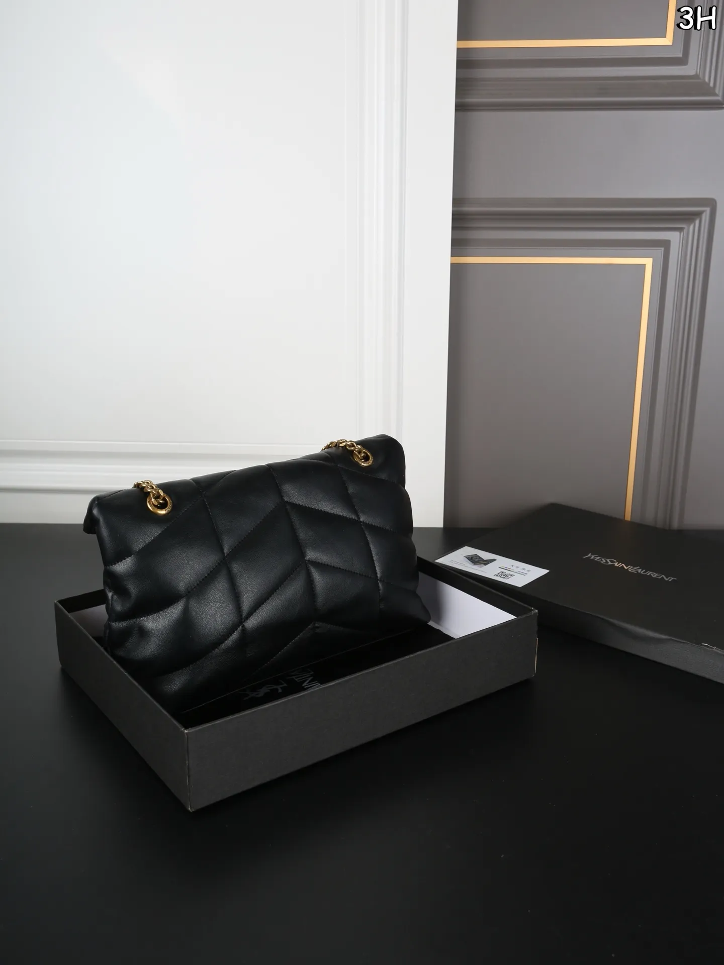 P120 天地盖 圣罗兰 YSL 云朵包 斜挎单肩包 可盐可甜, 是那种复古金色,很高级很洋气哇。 女性理想的日常出行良伴。从休闲时光到较正式场合,它总能为正装造到更添一抹个性态度。ysl云朵包的设计简洁大方,时尚又不失个性,无论是日常搭配还是出席派对,都能让你成为最闪耀的那一颗星! 尺寸:28×18