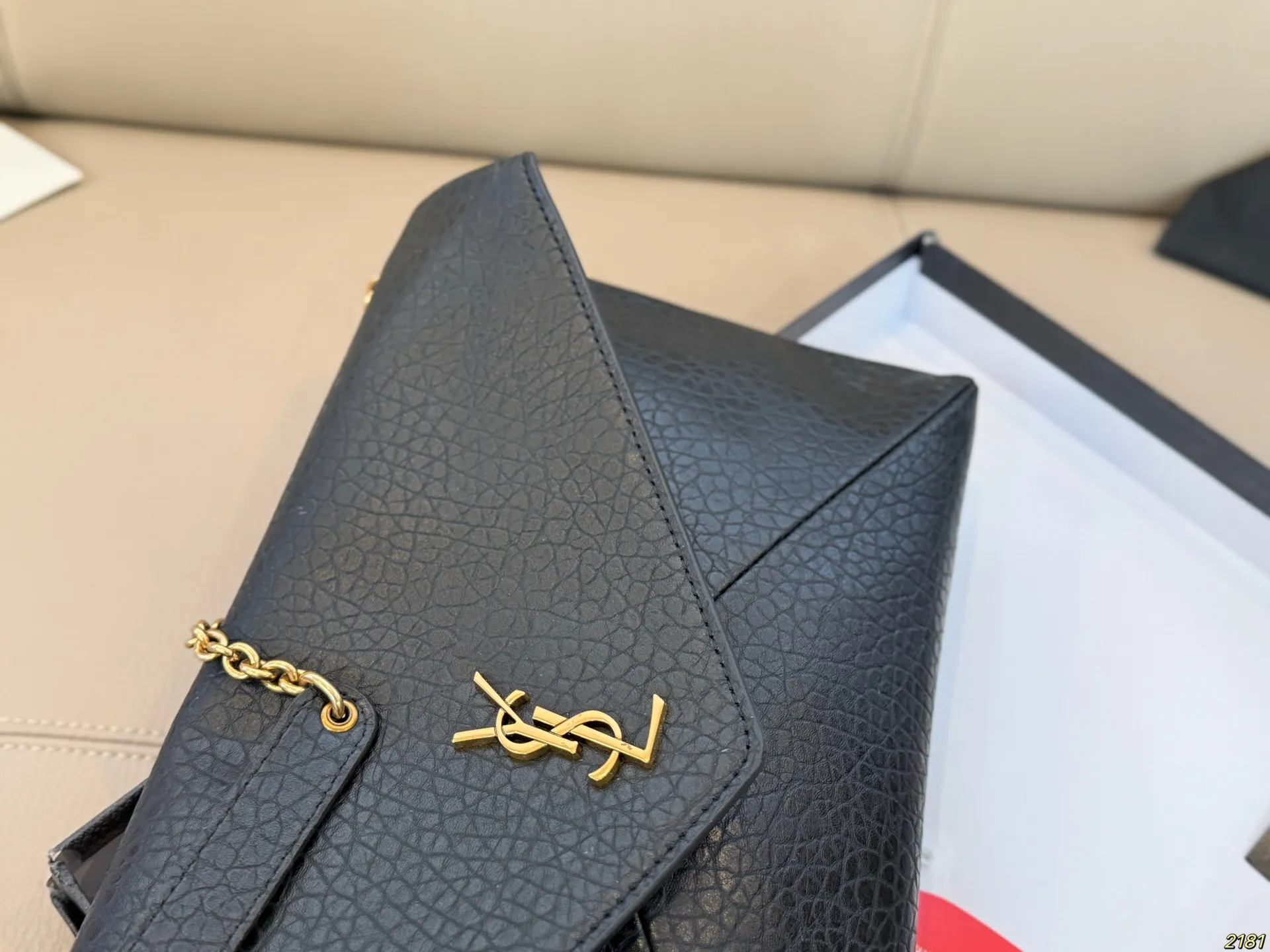 &yen;150/&yen;145配盒 圣罗兰 信封包 YSL 绵密的手感，轻便的包包 很有质感 可盐可甜 上身绝美 无可比拟 是每个追求漂亮的女孩必入单品 尺寸34 20/30 18