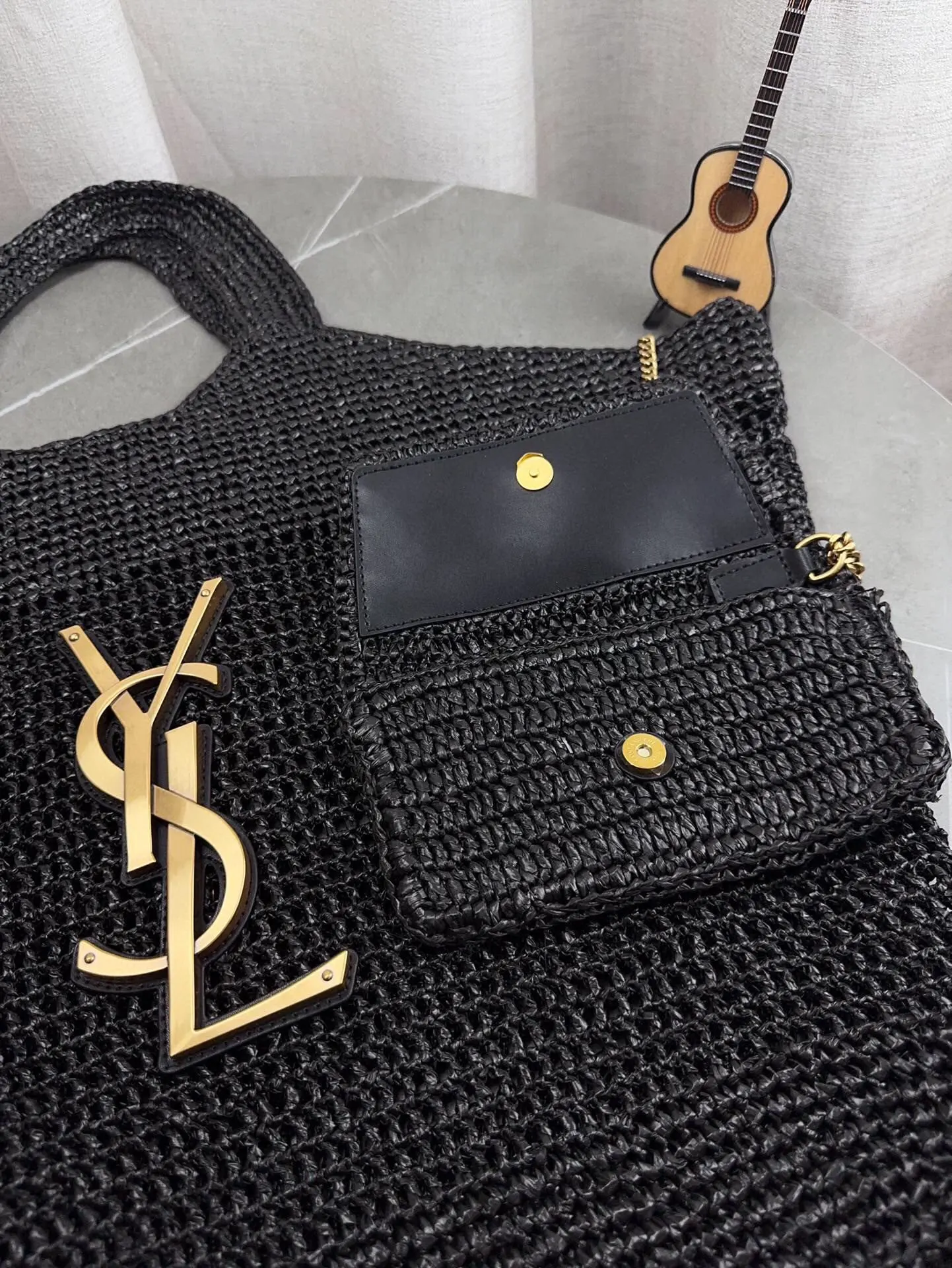 原单品质 YSL圣罗兰拉菲草编织购物袋 夏天背的包包真的太可爱了，背上一整个慵懒风 夏季沙滩腋下包 旅行拍照真的很nice哦 每个小仙女夏季都应有一个草编购物袋菜篮子 包包哦 尺寸40*39cm p295