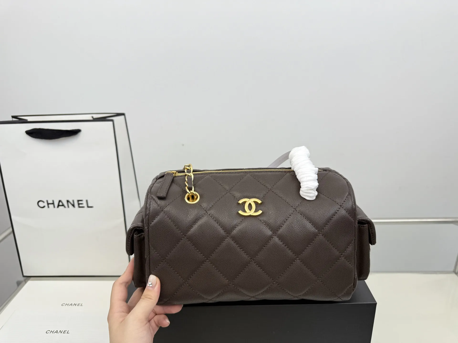 (飞机盒折叠盒⚠️)p265 香奈儿25K保龄球包 这个保龄球包真的太香了~ 近期很有人气的一只vintage Chanel 保龄球包。 版型不容易过时,拎在手中很时髦。 ⚠️高品质!size:25*15cm