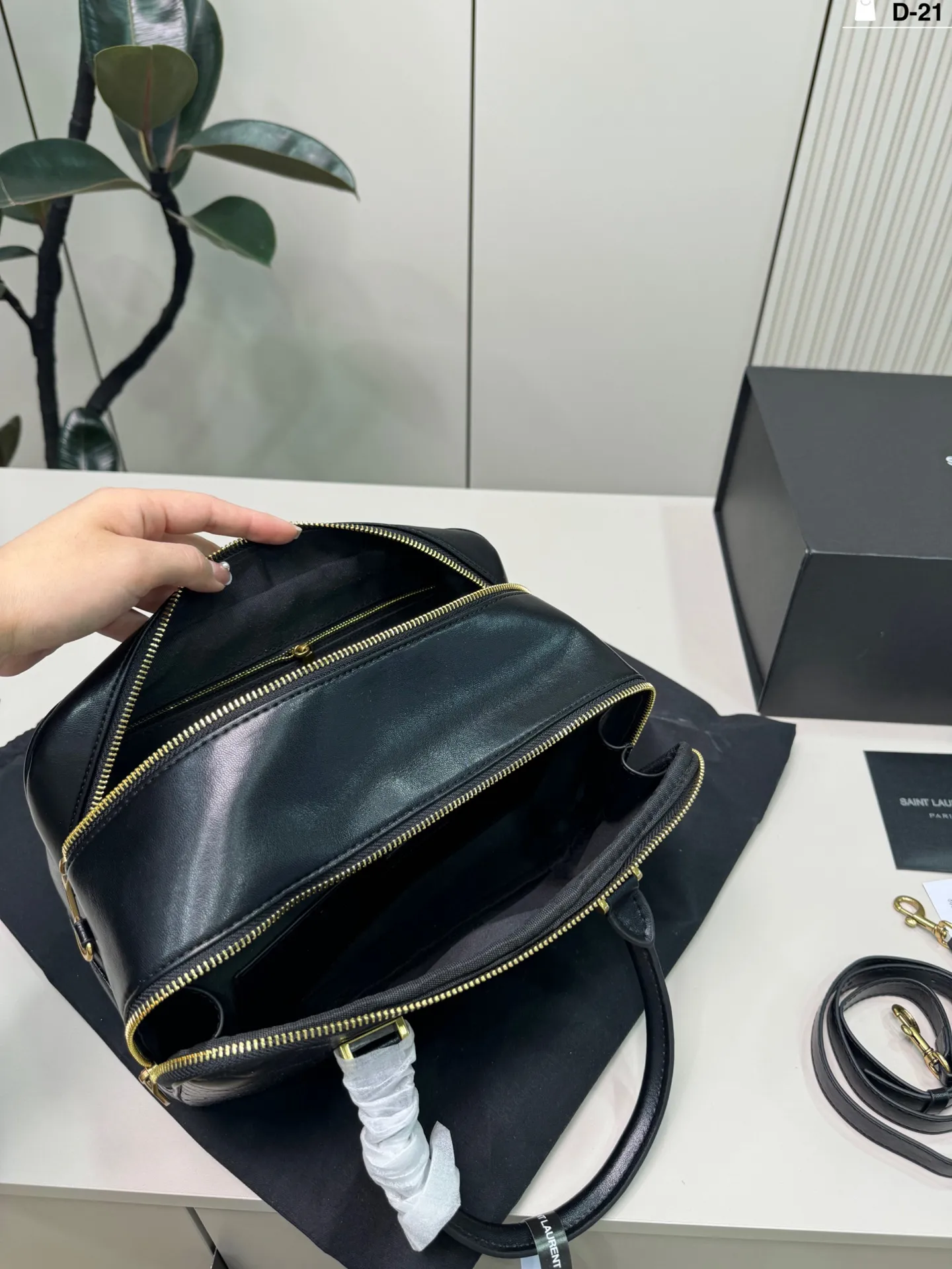 💰p195 D-21尺寸30×17折叠盒 YSL Lyia保龄球包 通勤 or轻旅行都能轻松驾驭~白色百搭,春夏穿搭必备,实用又时髦,出街回头率up!