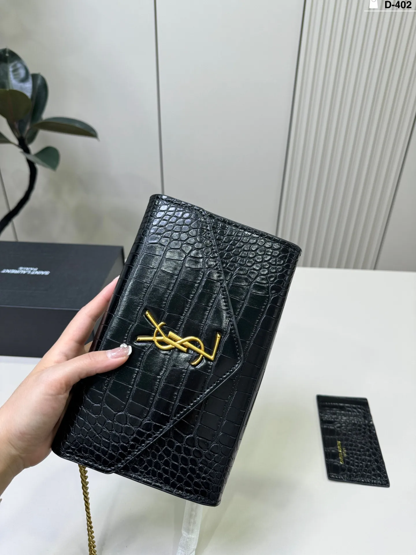 💰p120 D-402尺寸24&times;14折叠盒 YSL Le Cassandre信封包 日常通勤或正式场合都能轻松驾驭 尺寸适中，实用又时髦，是圣罗兰经典热门款，真的很值得入手!