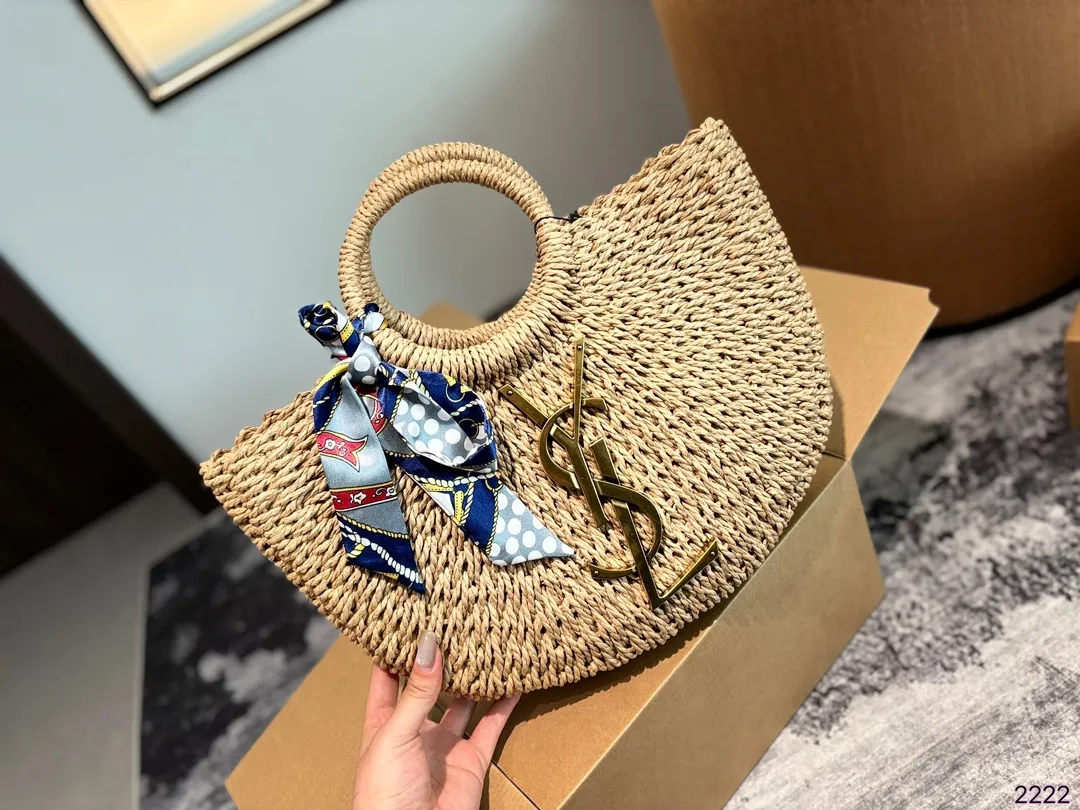 p105p100p90 圣罗兰 YSL绝美菜篮子 是背 YSL.阳光草编包的夏天啦 马上夏至了，来推荐这只YSL.阳光草编包 编织和皮革，清爽也文艺，让你也可甜可美。设计也非常实用，容量也大。 同款哦夏天怎么能少了草编包呢尺寸：32*7*20/28*6*17/20*5*14cm