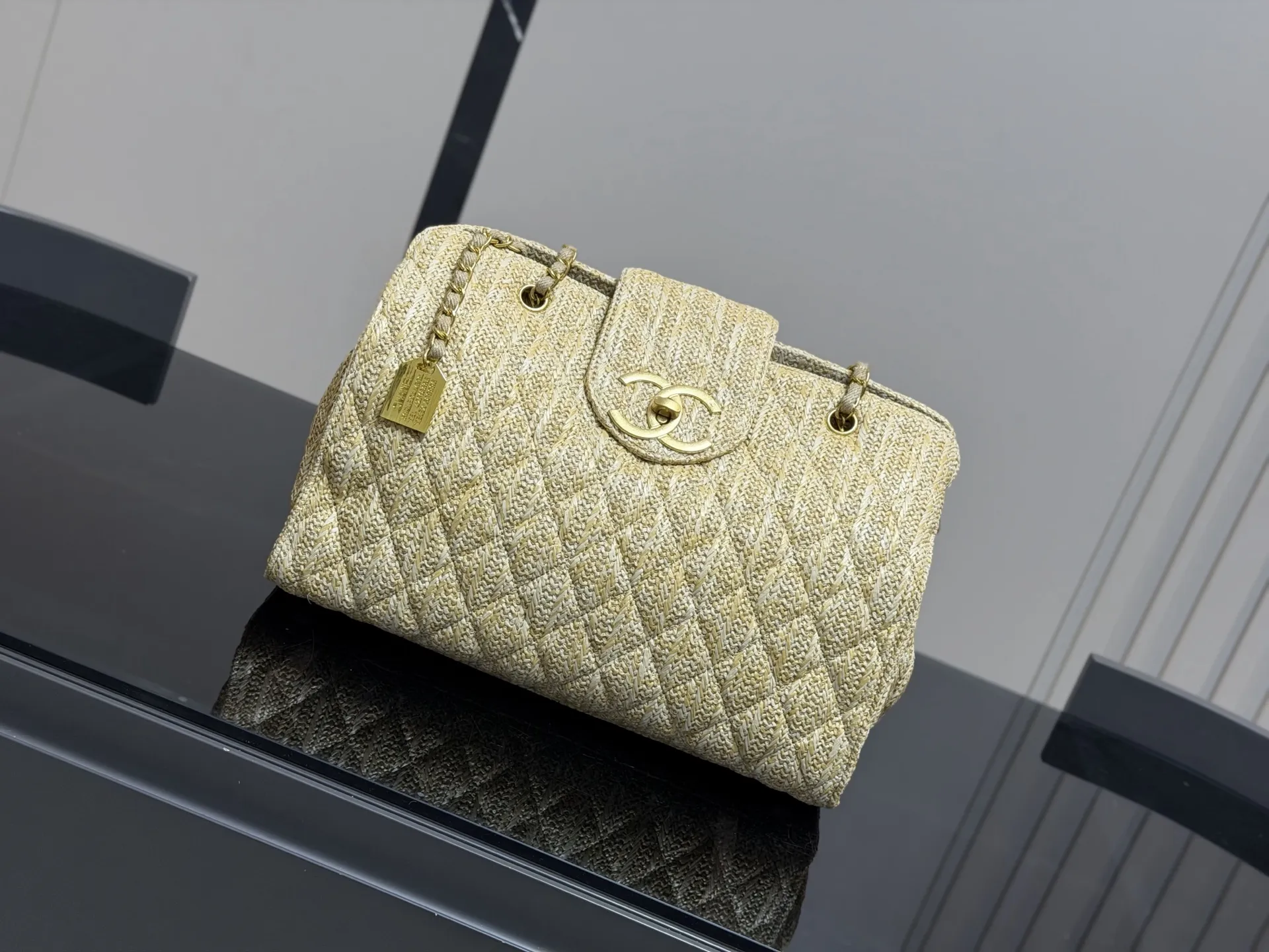 ¥180 香奈儿CHANEL 链条托特包 复古优雅 香奈儿CHANEL 链条托特包 复古优雅 满满的高级感 大小适中 容量感人 休闲正装皆可轻松驾驭 尺寸:36.26cm