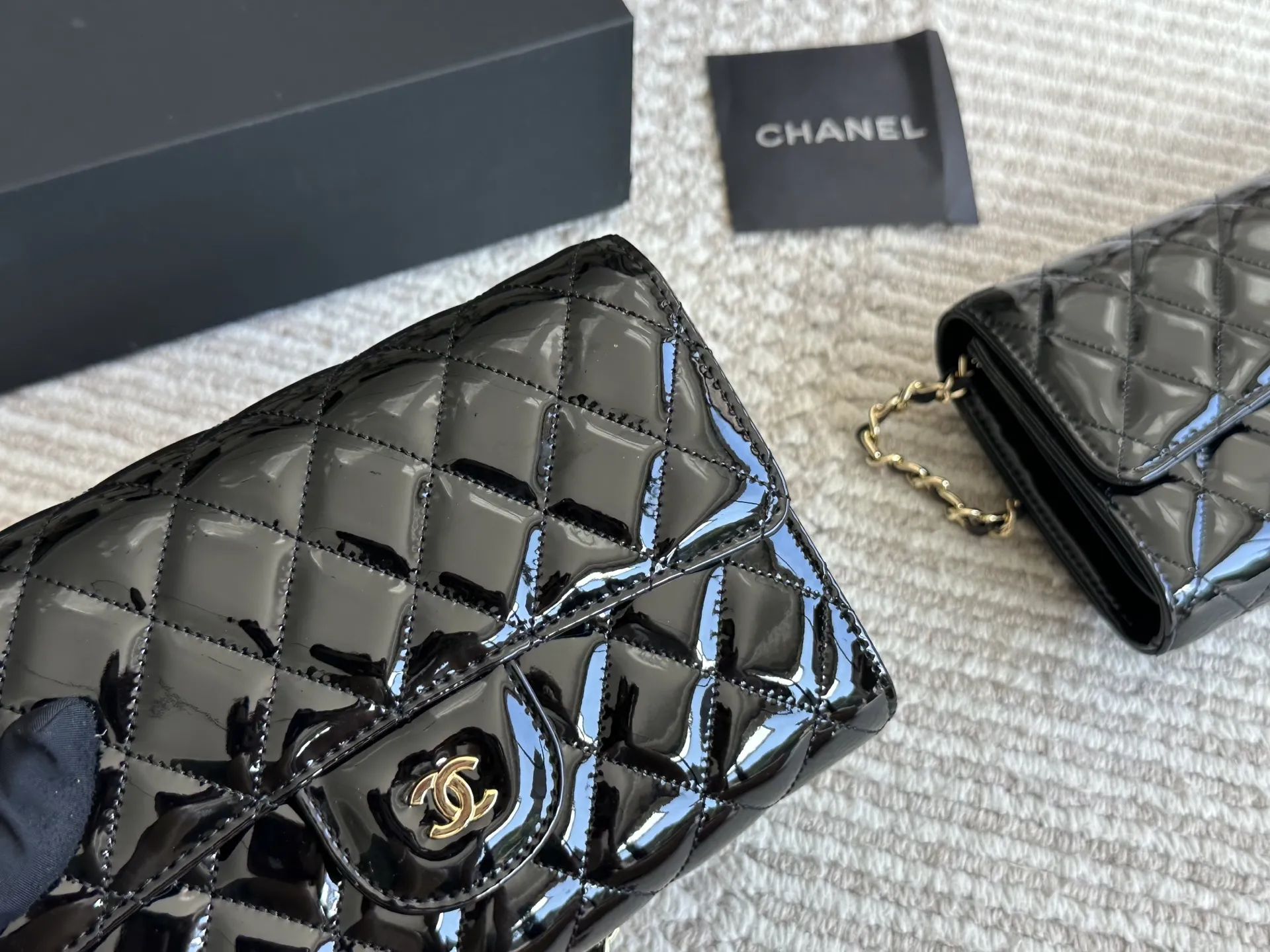 漆皮woc 💰 140 CHANEL 香奈儿发财 一款随身小包推荐给大家!香奈儿woc新款发财包 可斜挎单肩 链条可收入包内作为手包使用💪 上身后超显大气, 别看小小的 这个很能装哦 包内有卡位 拉链位 零钱位 小巧实用 人手必备 上身效果超好 尺寸20 13cm /22 12cm配折叠礼盒