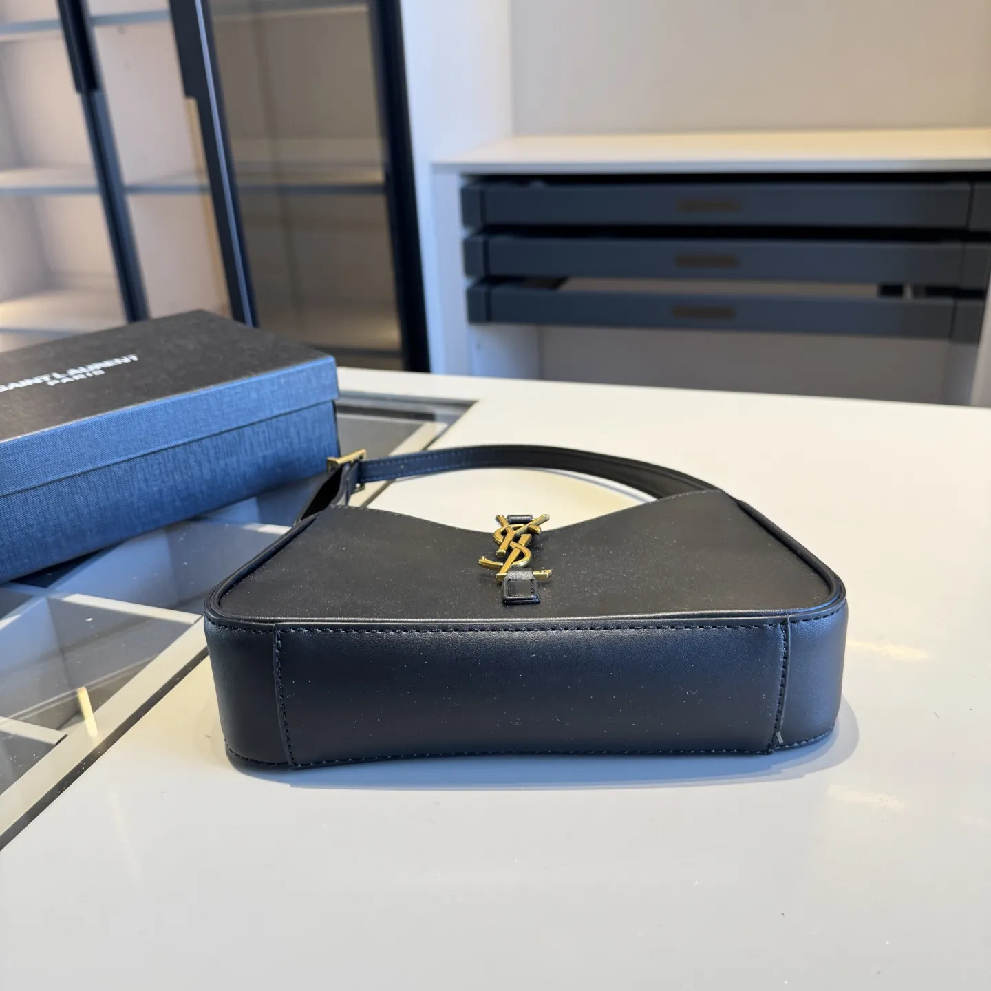 🅿️135✅新品推荐🔜 升级版🔥YSL圣罗兰专柜爆款hobo腋下包!明星同款!到哪都是回头率👍专柜同款哦!品质堪比正品!进口牛皮面料🐂外出轻便实用!原版顶级五金!🎁原版礼盒包装(size:24*15*6)