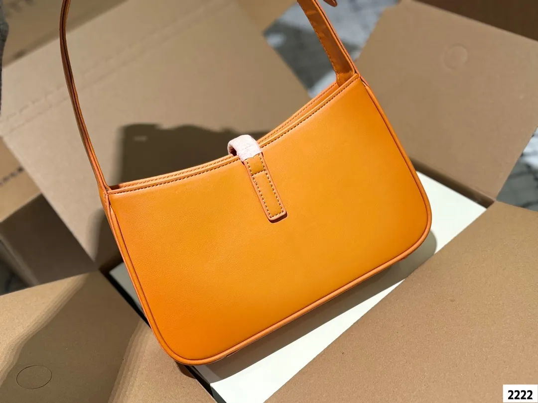 P125 YSL圣罗兰hobo腋下包， 今天的这只方方正正的腋下包又是满满的惊喜呀摸_上去皮质丝滑触感让人一不小心就上瘾除了好质感设计也十分特别以70年代复古手提包为灵感，融入「Rive Gauche左岸精神」，干净的包身以金属扣饰点缀包包极简的外形加上经典品牌logo，完美的搭配，非常的时尚百搭！尺寸：25 14