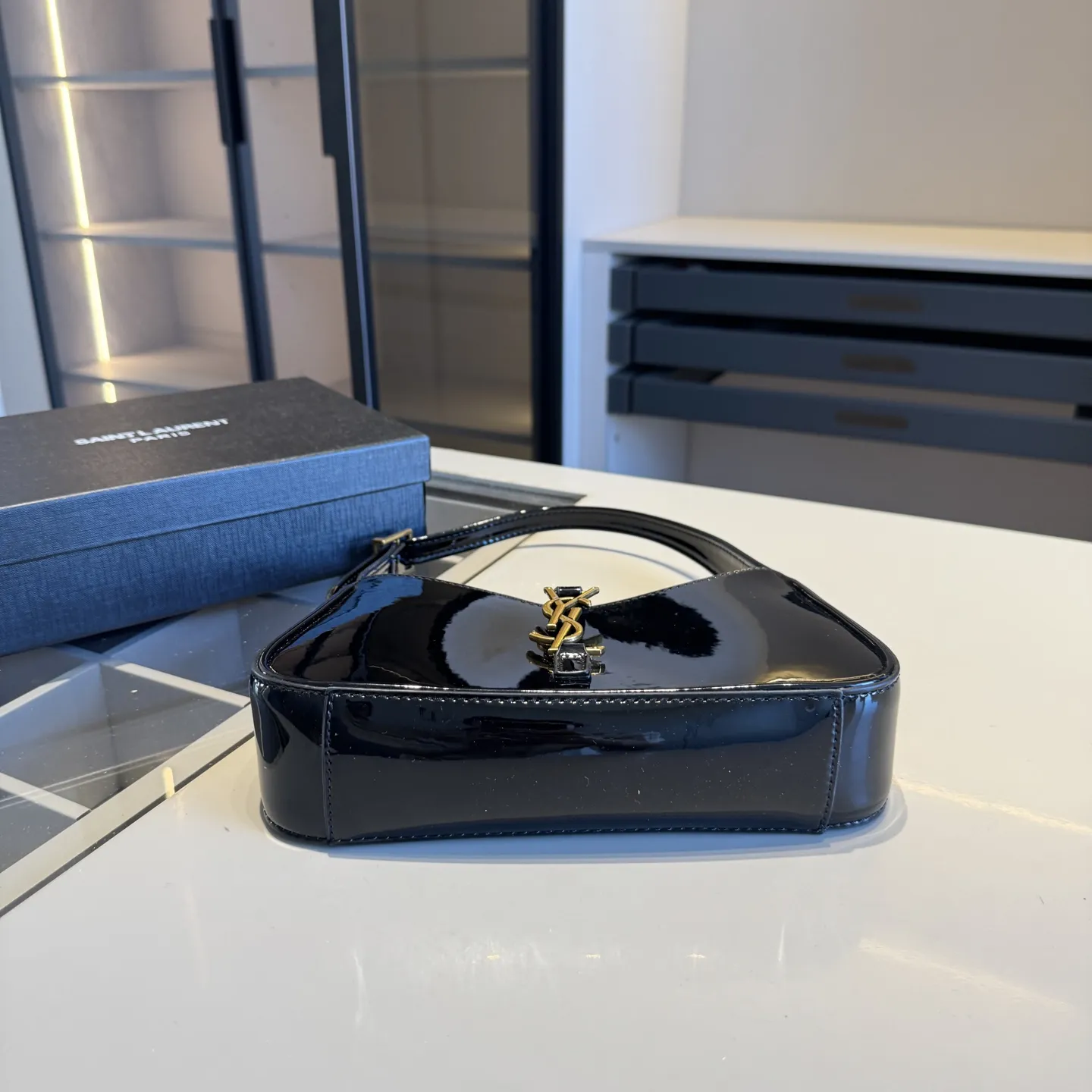 🅿️135✅新品推荐🔜 升级版🔥YSL圣罗兰专柜爆款hobo腋下包!漆皮系列!明星同款!到哪都是回头率👍专柜同款哦!品质堪比正品!进口牛皮面料🐂外出轻便实用!原版顶级五金!🎁原版礼盒包装(size:24*15*6)