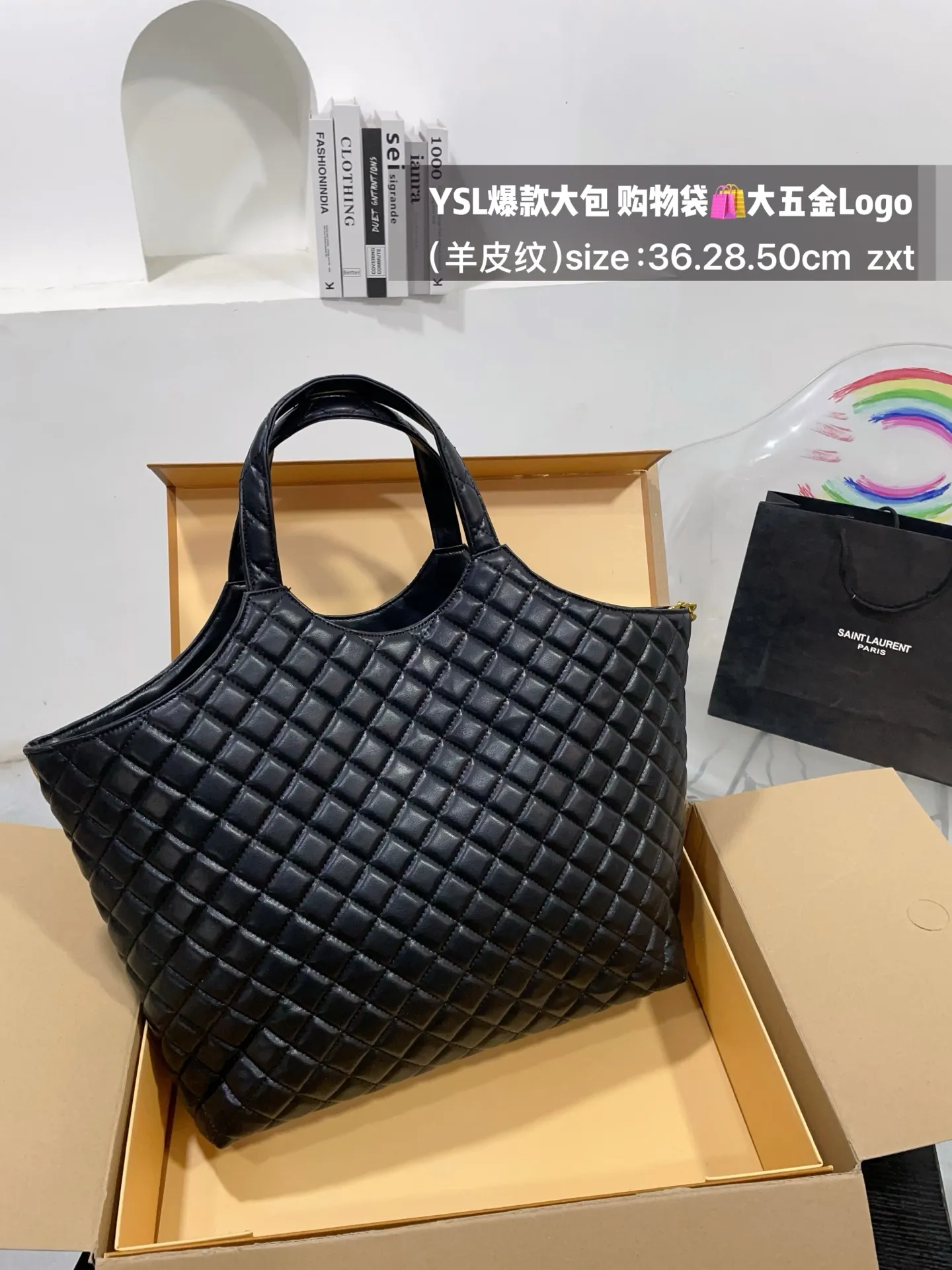 👑💰175无盒 size:底36.28.50cm YSL爆款大包 购物袋🛍️ 大五金Logo终于做到与原版大小一致💪 高级感满满👍圣罗兰 复古菱形格子与 巨大LOGO五金 璀璨而大气☄️ 最重要是一包当2包用、 中间链子往两侧一收 可以变换造型 配有小包一个 (五金全套对版带LOGO)