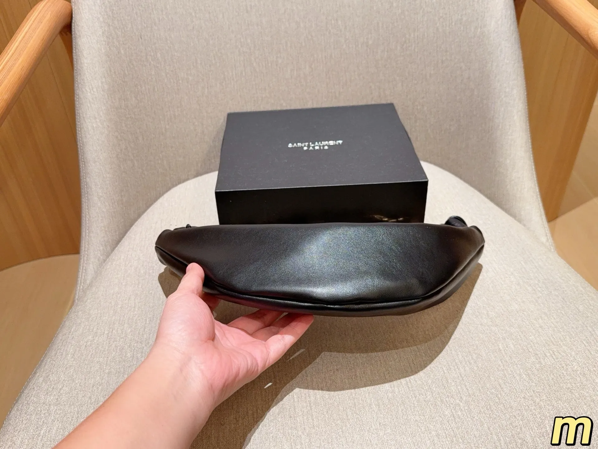 💰135 圣罗兰YSL AMALIA腋下包 柔软慵懒随性&ldquo;牛角包&rdquo;造型，超有法式氛围感！肩带是金色YSL字母链条交织，辦识度满分-。拉链开合，内部空问能装手机、钱包等日常小物，手提或腋下背都很时髦，轻松打造松弛感穿搭~ 尺寸39&times;13 礼盒包装🎁