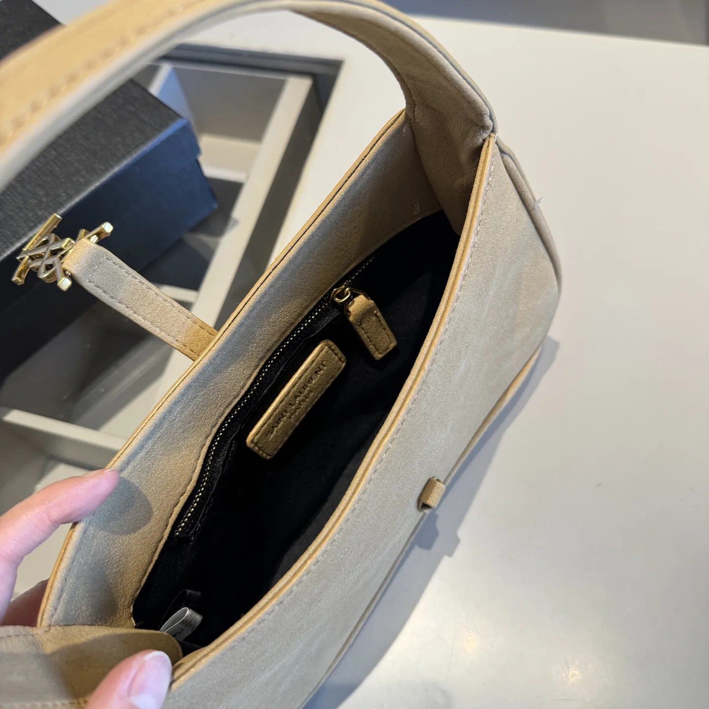 🅿️135✅新品推荐🔜 升级版🔥YSL圣罗兰专柜爆款hobo腋下包!麂皮系列!明星同款!到哪都是回头率👍专柜同款哦!品质堪比正品!进口皮料外出轻便实用!原版顶级五金!🎁原版礼盒包装(size:24*15*6)